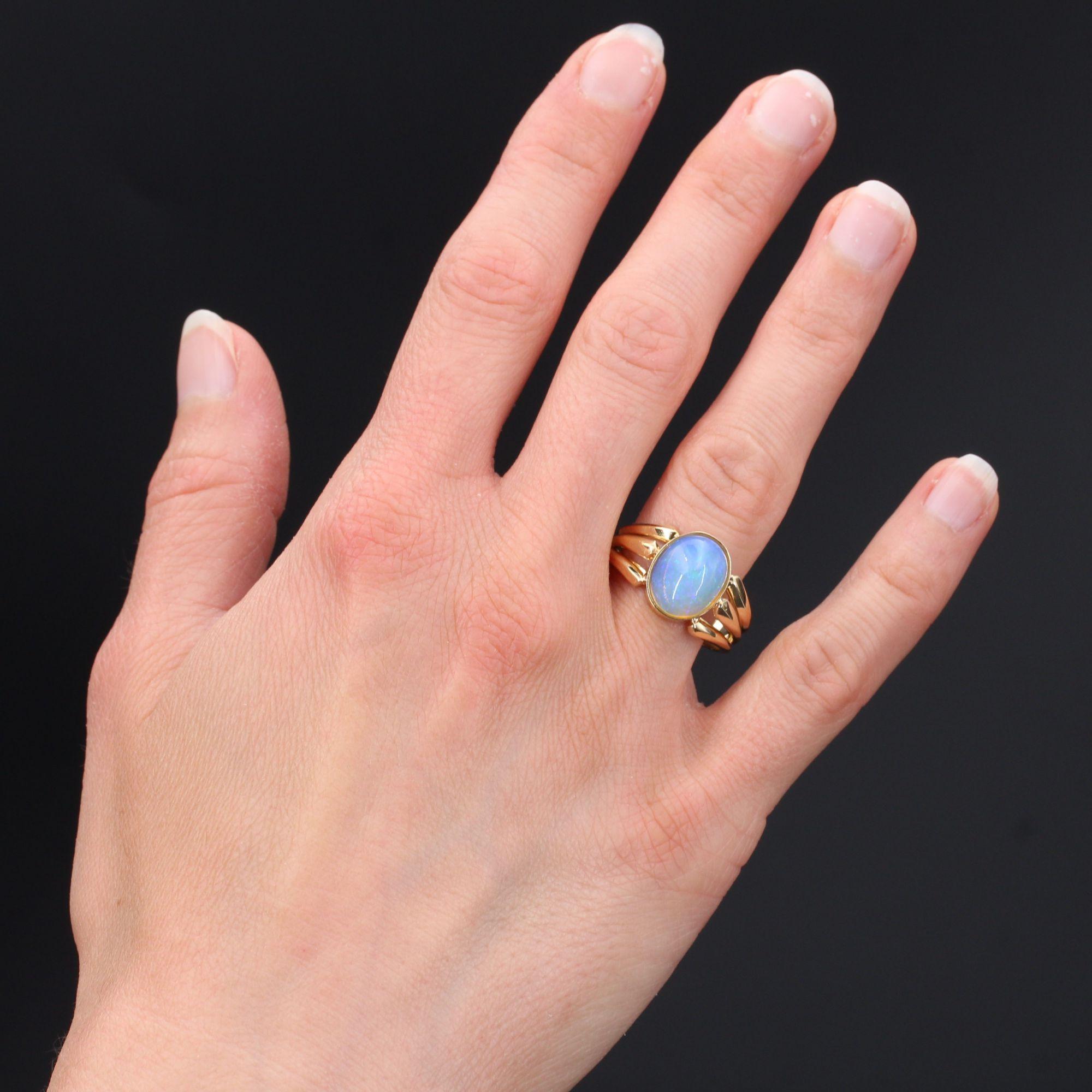 Ring in 18 karat yellow gold, eagle head hallmark.
Charming antique ring, it is decorated on the top of an opal in closed setting. On both sides of the head, the ring forms three palmettes that meet at the base.
Total weight of the opal : 4.30