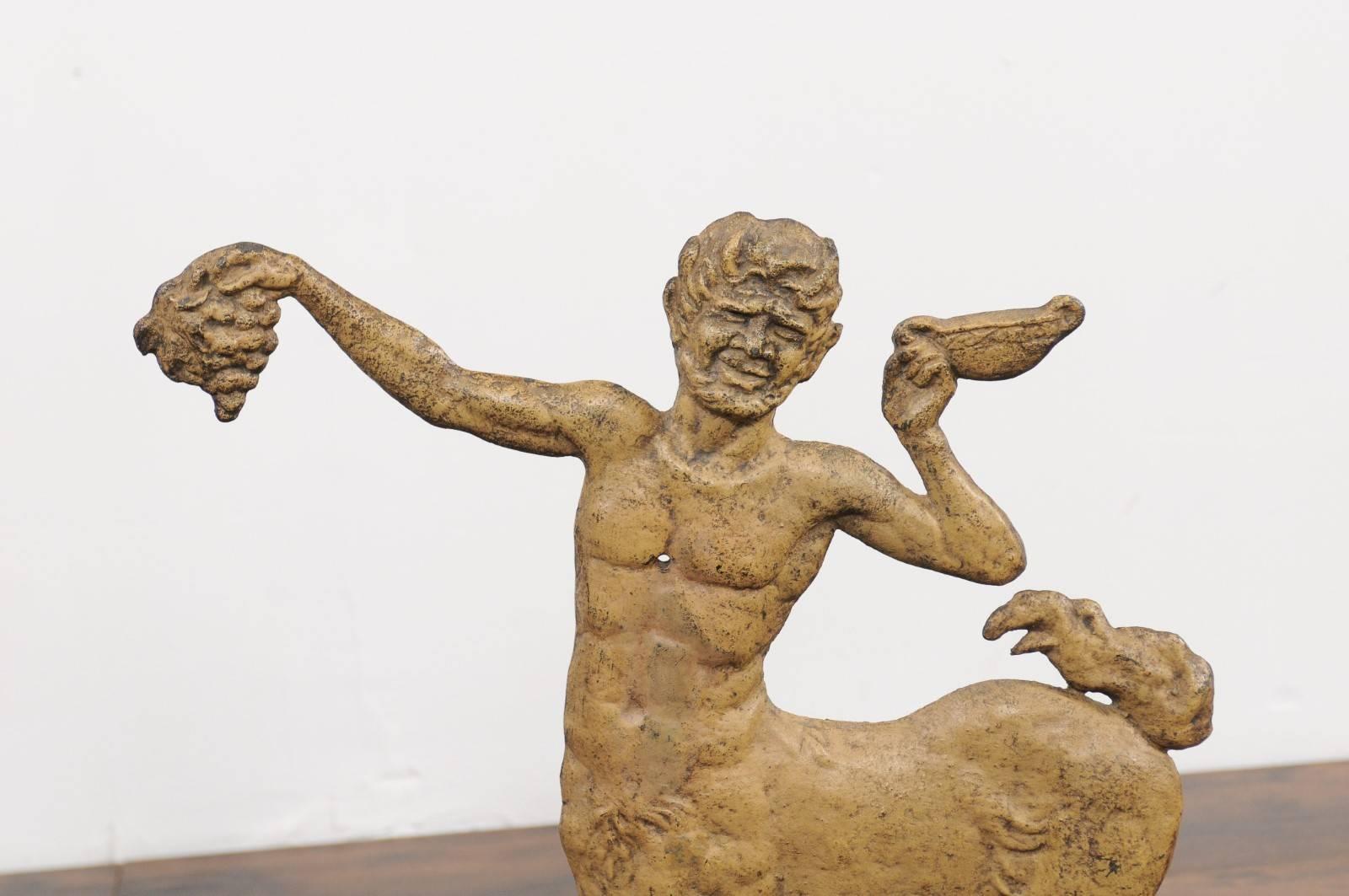Französische mythologische Zentauren-Skulptur aus lackiertem Eisen, 1900er Jahre, montiert auf maßgefertigtem Sockel (Gemalt) im Angebot