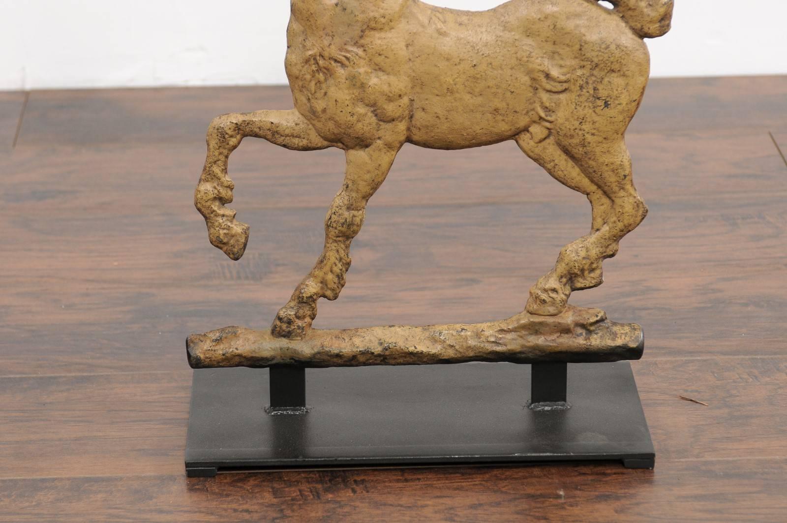 Escultura Mitológica Centauro de Hierro Pintado Francesa de 1900 Montada sobre Base Personalizada en Bueno estado para la venta en Atlanta, GA