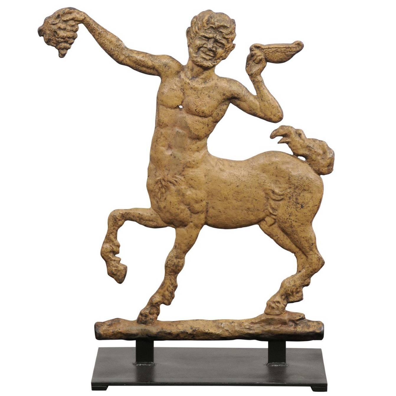 Sculpture mythologique de Centaure en fer peint des années 1900 monté sur socle personnalisé