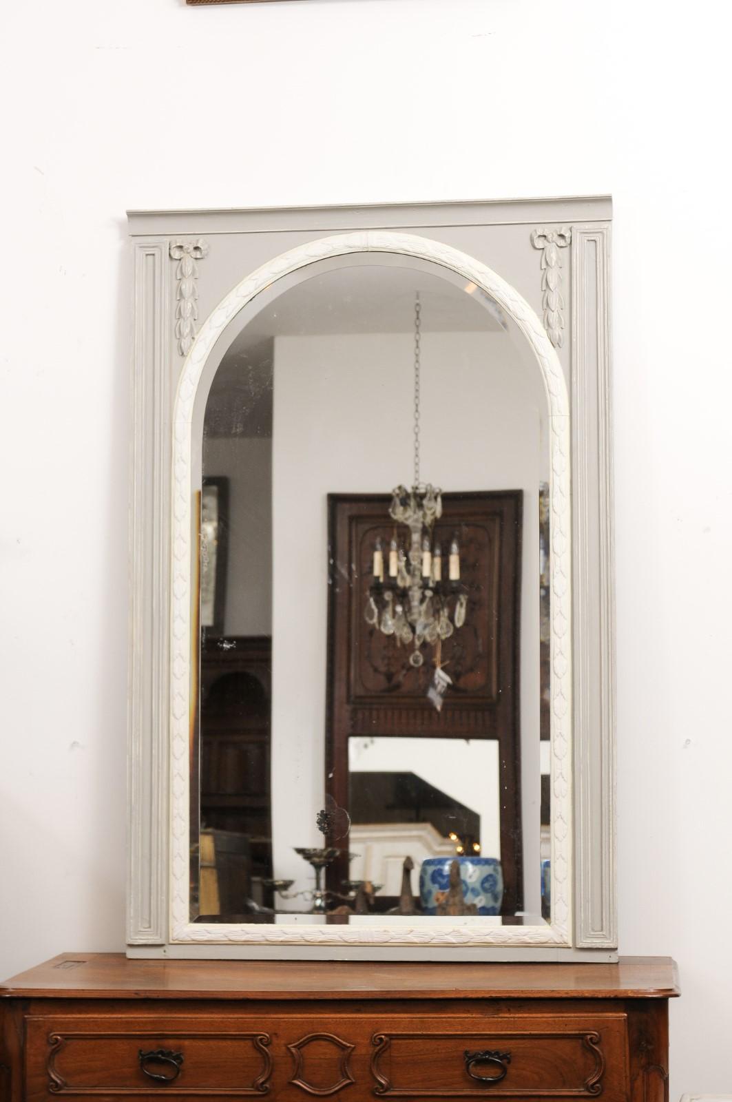 French 1900s Painted Trumeau Mirror with Carved Foliage and Arched Molding For Sale 7