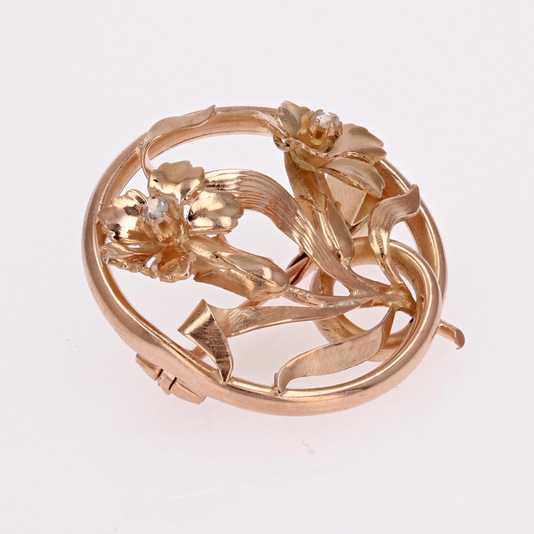 Women's French 1900s Rose-Cut Diamonds 18 Karat Rose Gold Flower Round Brooch For Sale