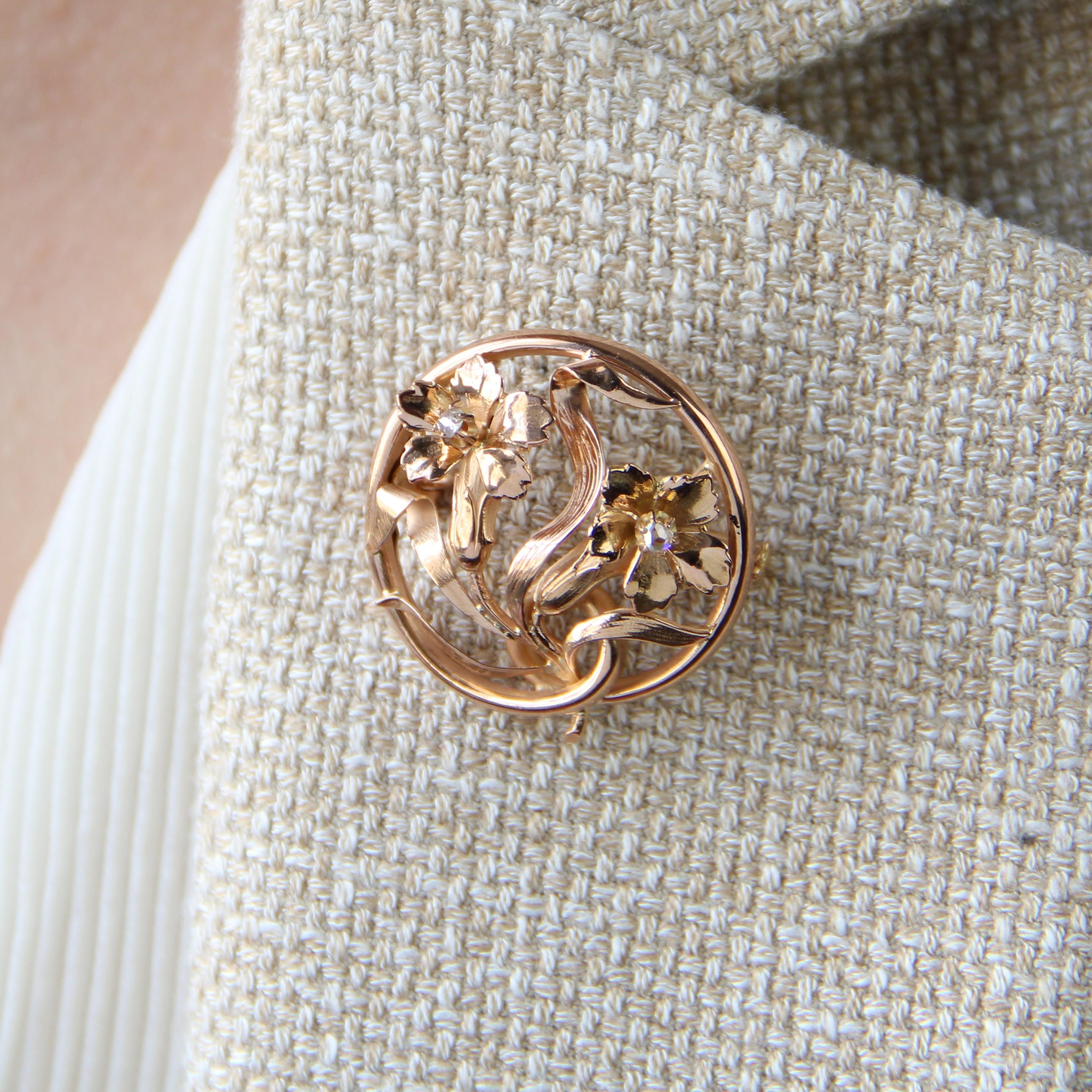 French 1900s Rose-Cut Diamonds 18 Karat Rose Gold Flower Round Brooch For Sale 3