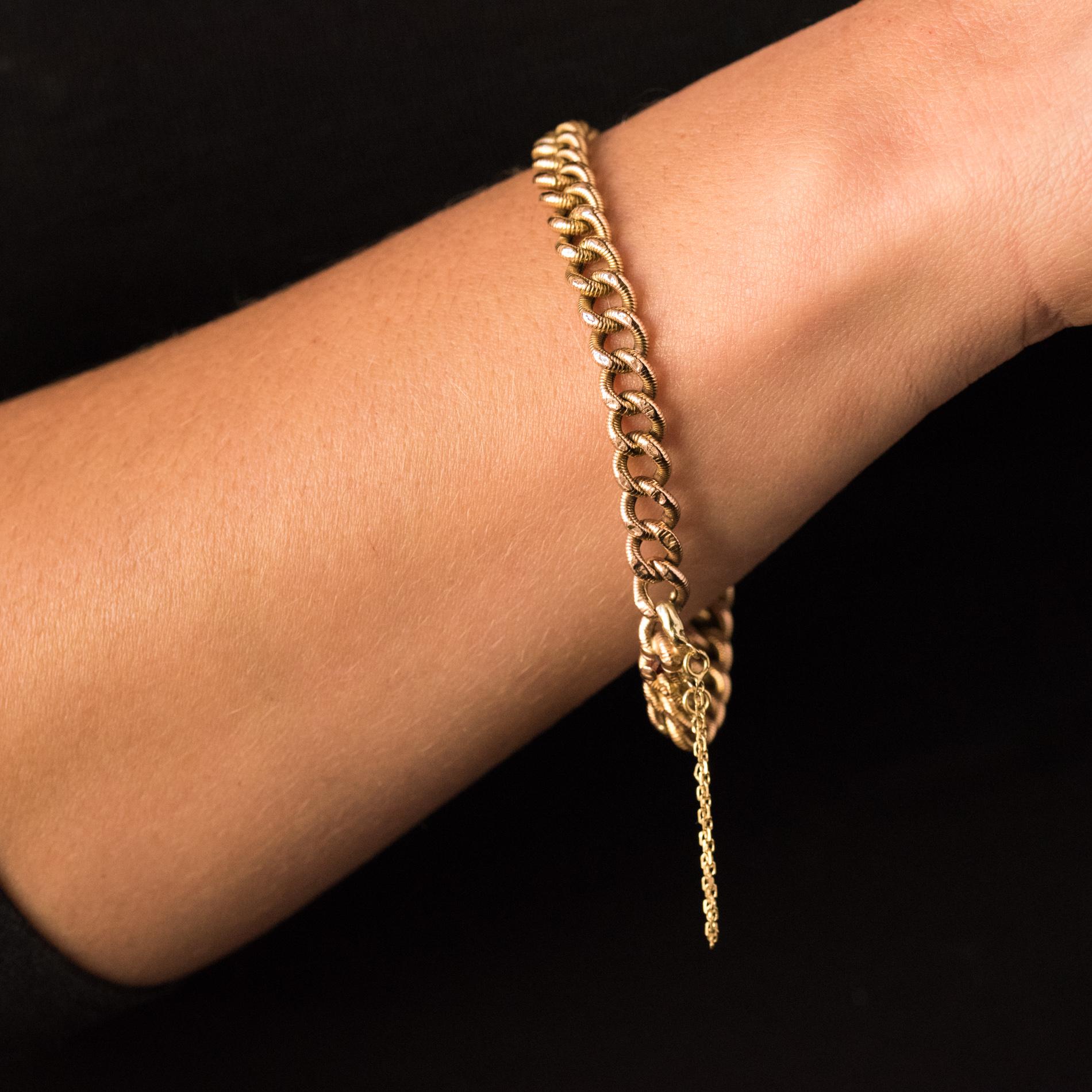 Bracelet in 18 karats rose gold, eagle's head hallmark.
Lovely antique bracelet, it consists of a chiseled curb mesh. Very flexible, the clasp of this antique bracelet is a ratchet with safety chain.
Length: 18.5 cm, width: 7 mm, thickness: about 3