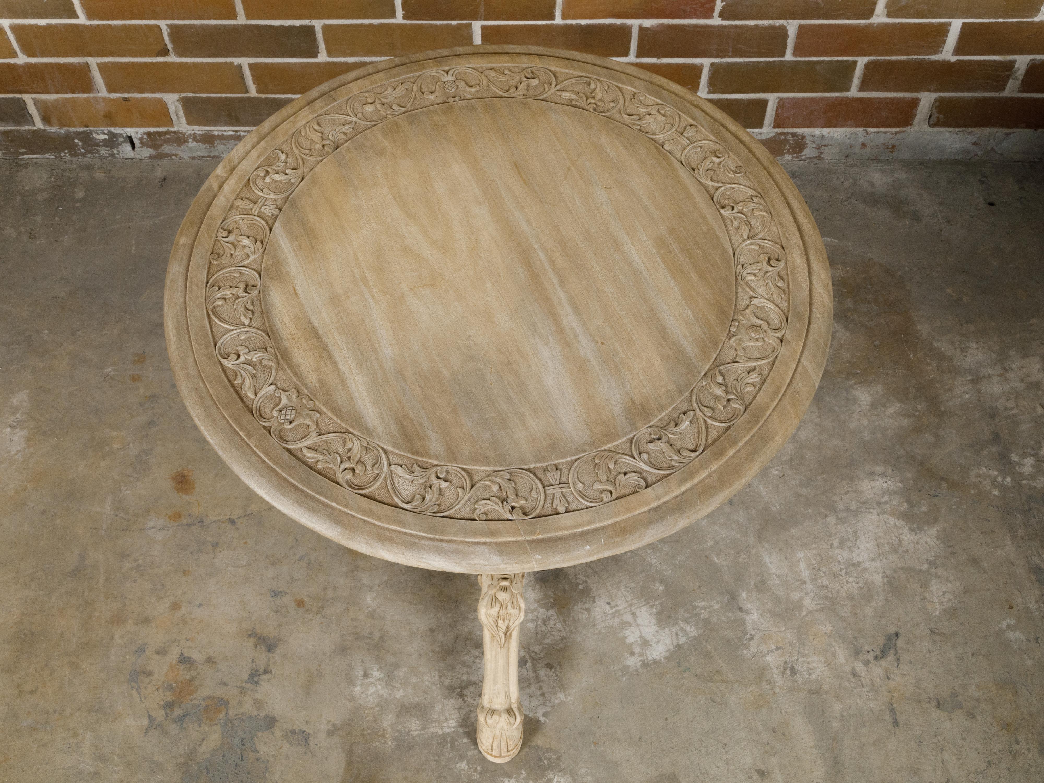 French 1900s Round Top Pedestal Table with Carved Rams' Heads and Scrollwork For Sale 4