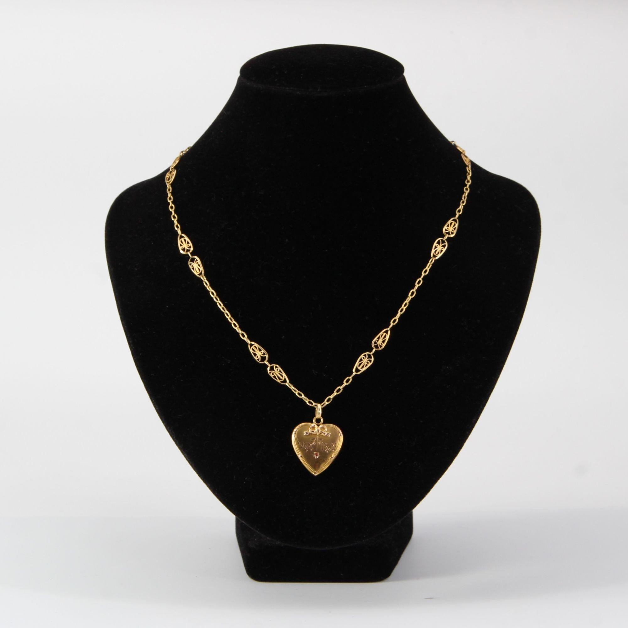 Round Cut French 1900s Ruby 18 Karat Yellow Gold Heart Shape Pendant and Chain