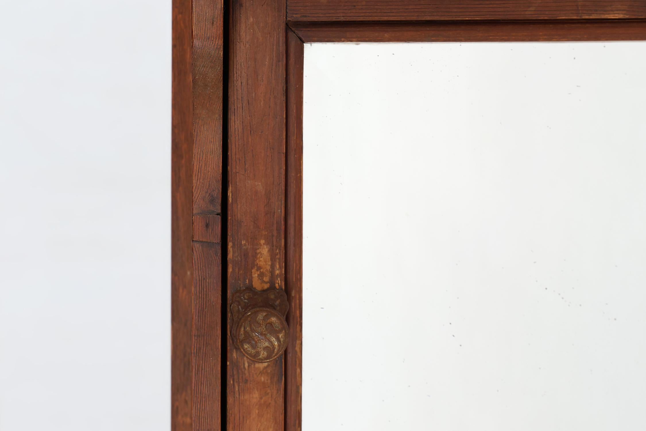 Inizio XX secolo Armadietto da barba a specchio rustico francese del 1900 in oak in vendita
