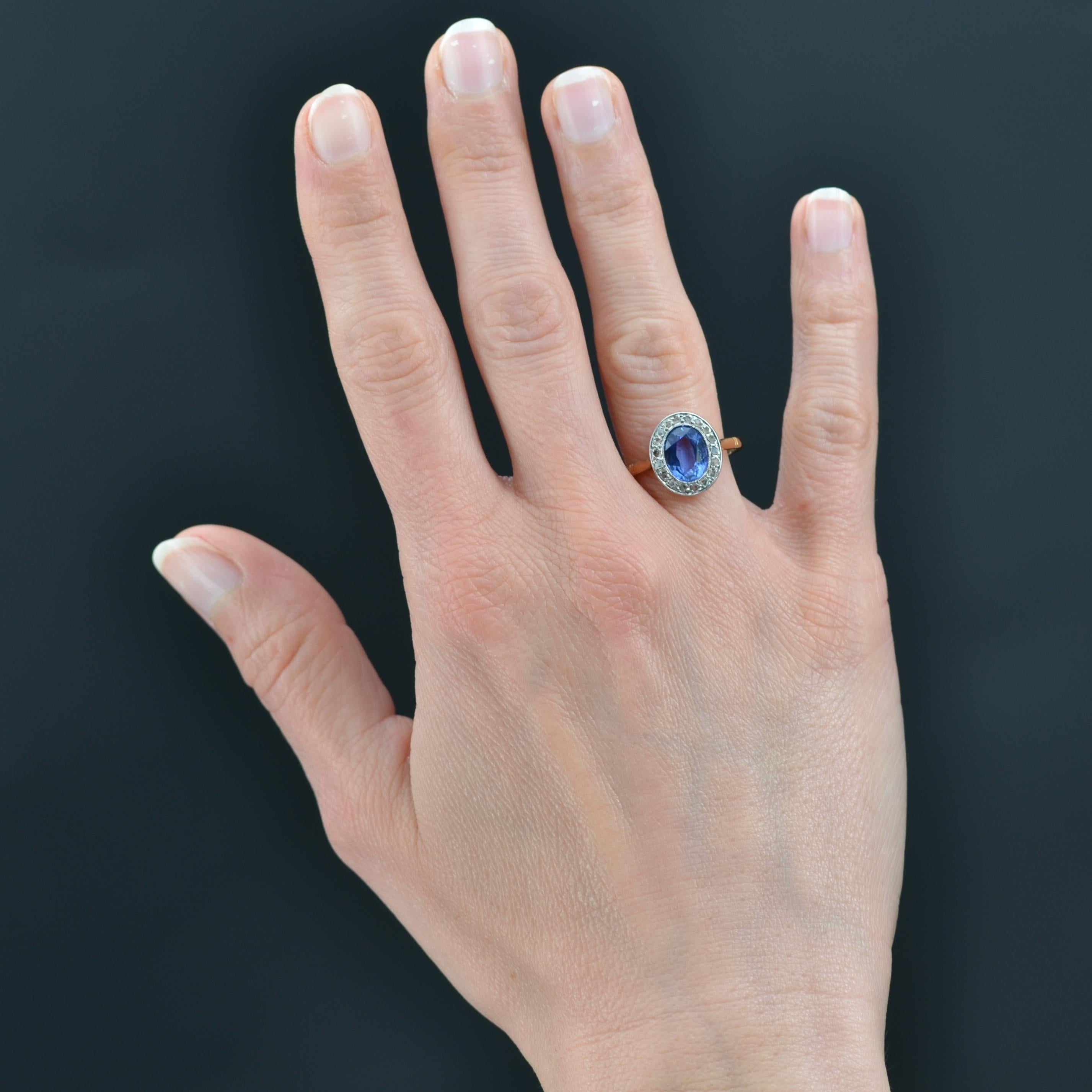 Bague en or jaune 18 carats, poinçon tête d'aigle.
Sublime bague ancienne, la monture de forme ovale est ornée au centre en millegrain serti clos d'un saphir bleu intense dans un entourage de diamants taille rose. Le panier est ajouré et la bague