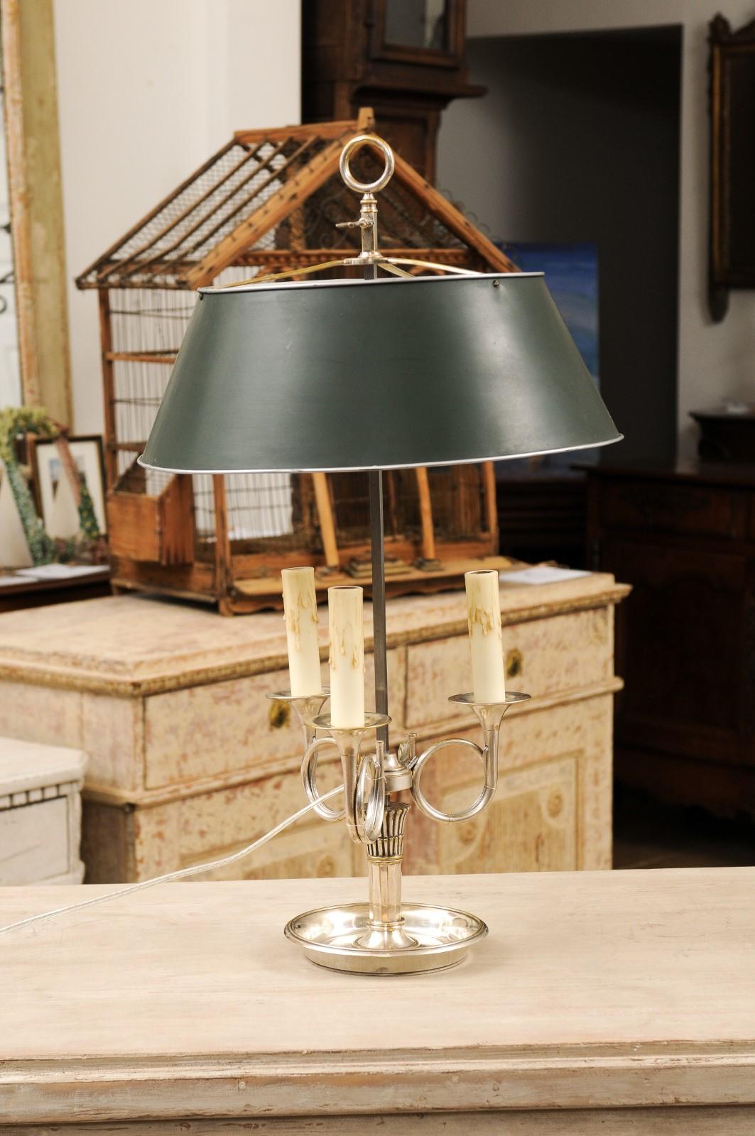 French, 1900s, Silvered Bronze Bouillotte Table Lamp with Horns and Green Shade For Sale 3