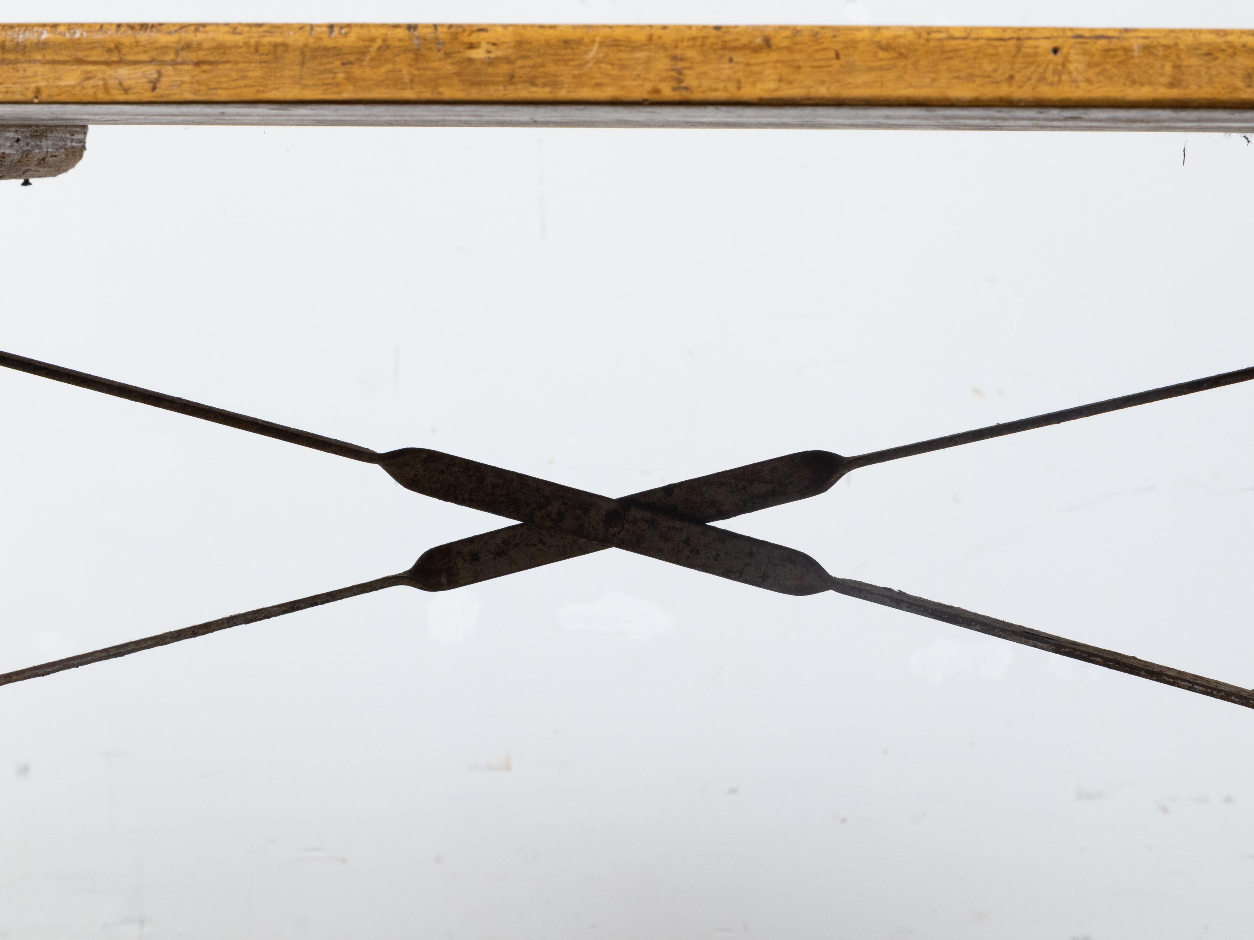Konsolentisch aus Stahl und Holz aus den 1900er Jahren mit geschwungenen X-förmigen Beinen und Stretcher im Angebot 5