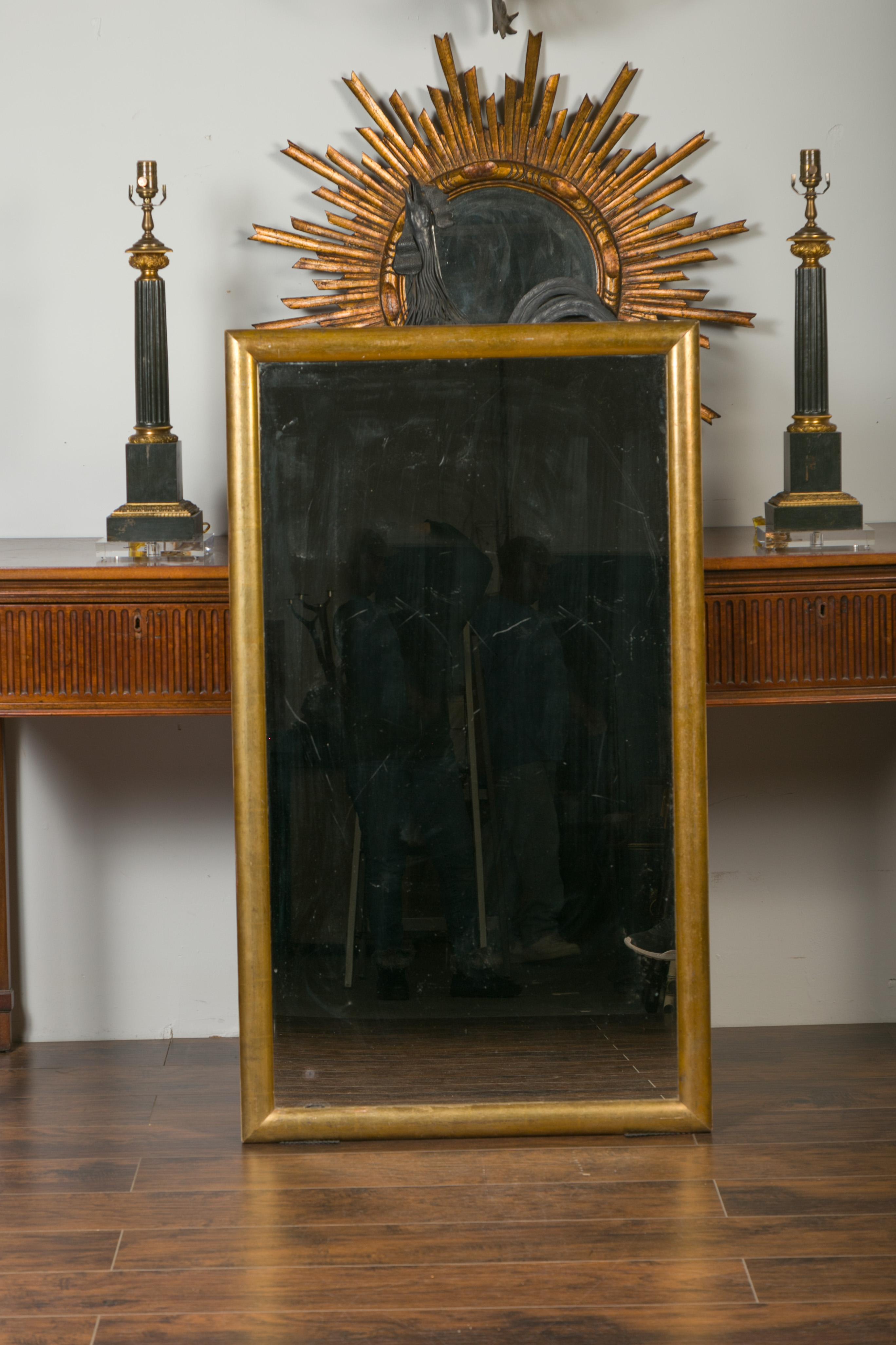Français Miroir rectangulaire en bois doré datant du tournant du siècle:: vers 1900 en vente
