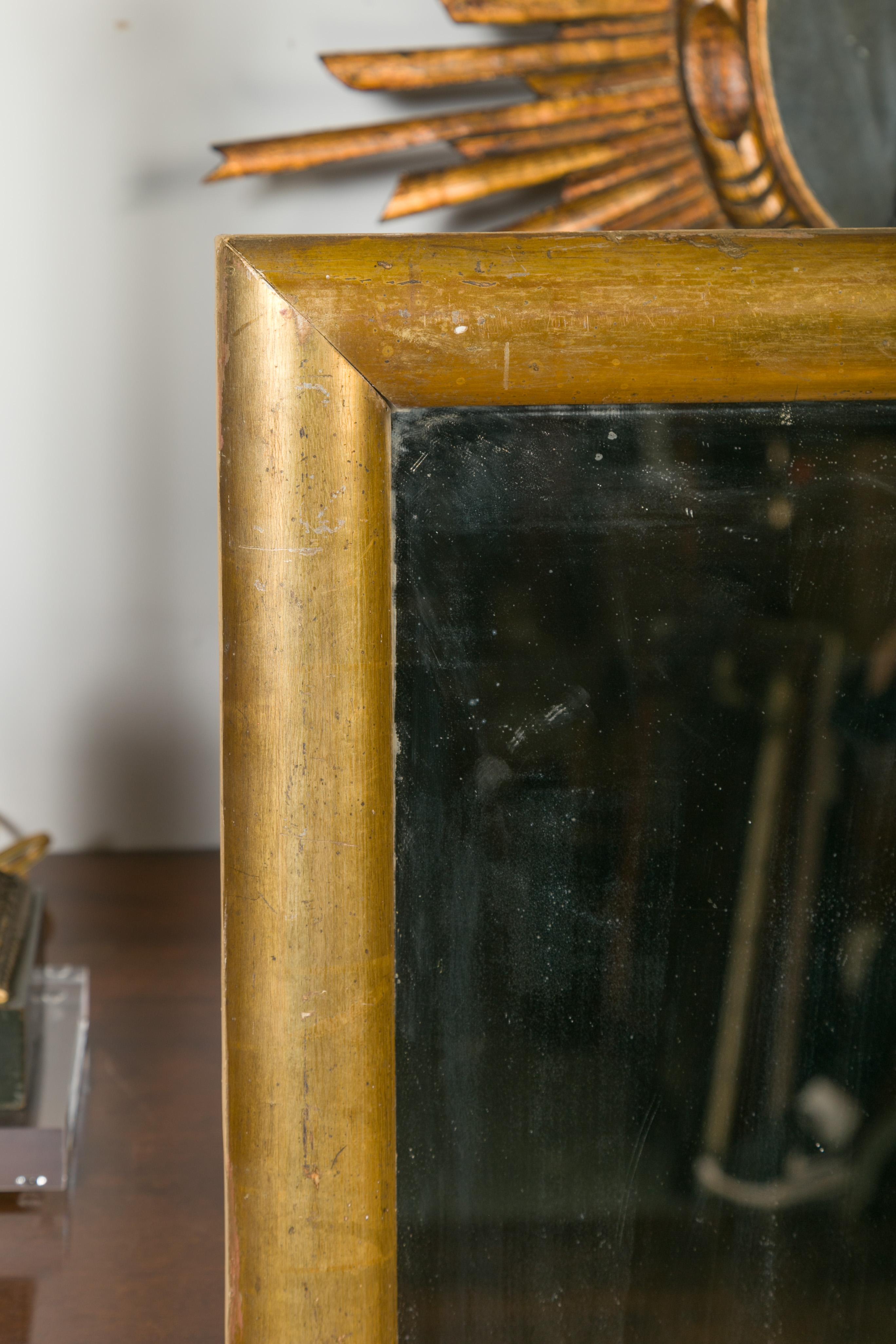 20ième siècle Miroir rectangulaire en bois doré datant du tournant du siècle:: vers 1900 en vente