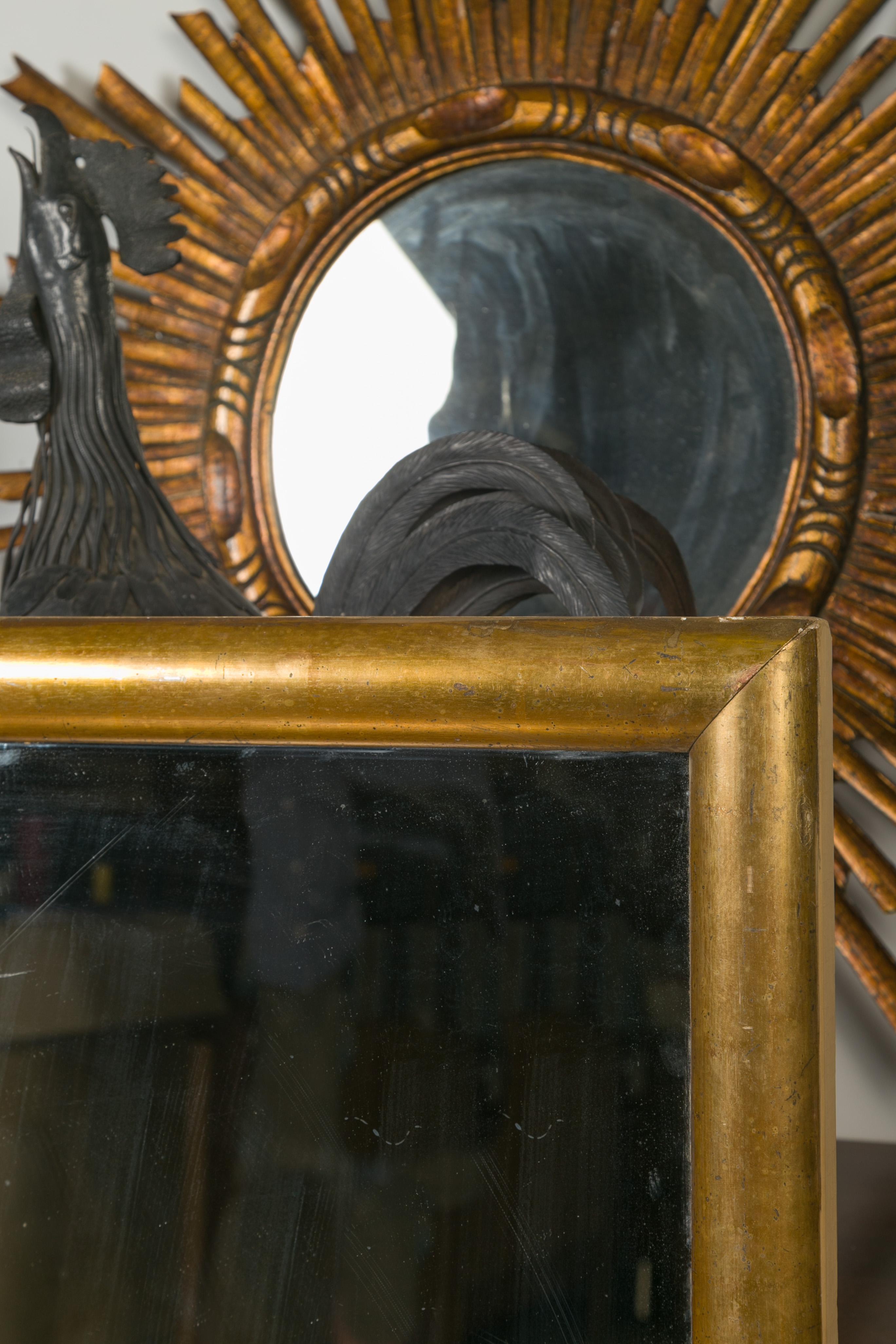 Miroir rectangulaire en bois doré datant du tournant du siècle:: vers 1900 en vente 1