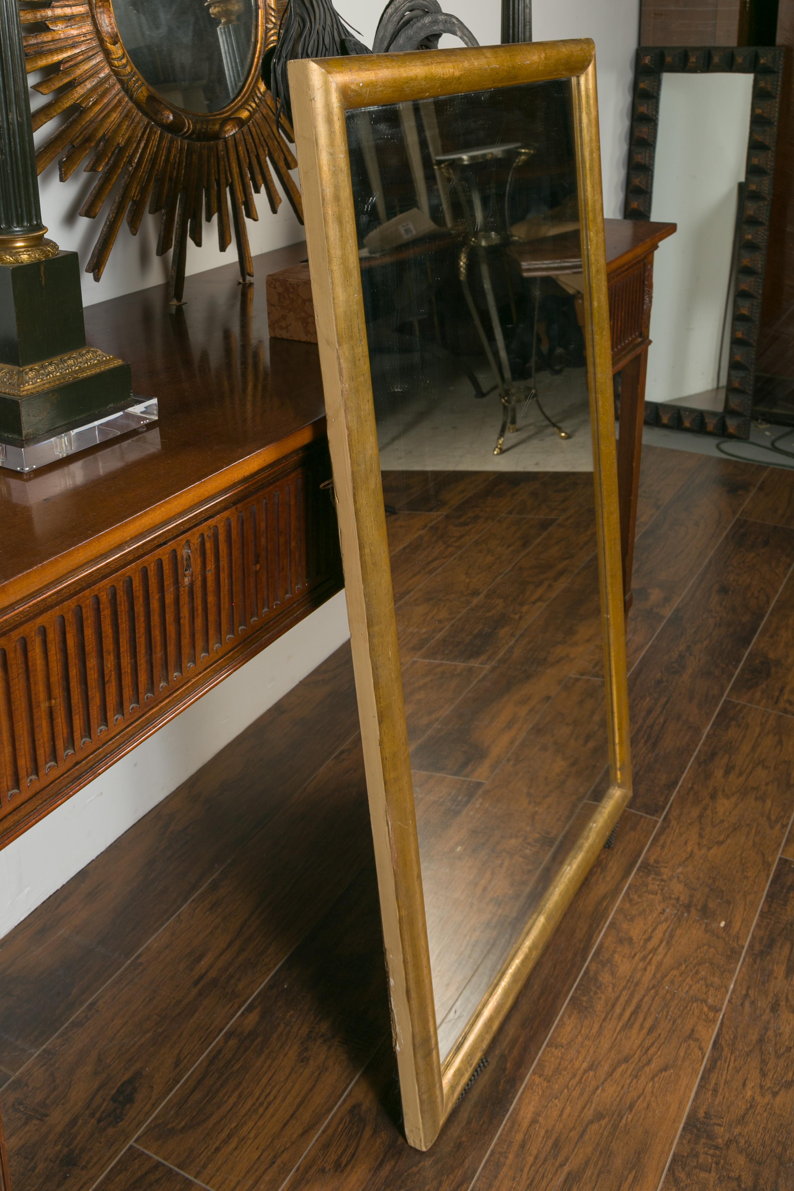 Miroir rectangulaire en bois doré datant du tournant du siècle:: vers 1900 en vente 2