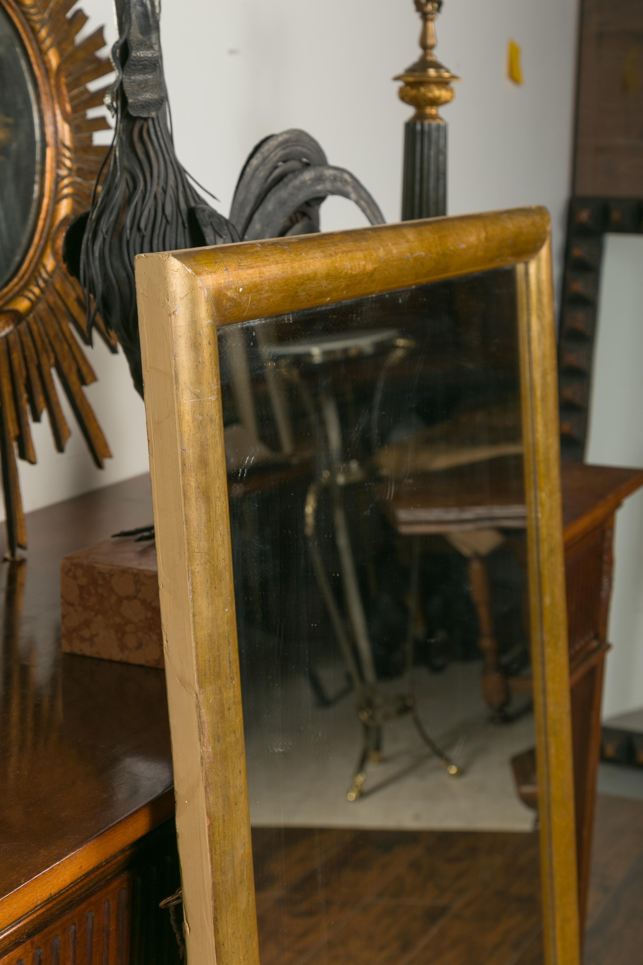 Miroir rectangulaire en bois doré datant du tournant du siècle:: vers 1900 en vente 3