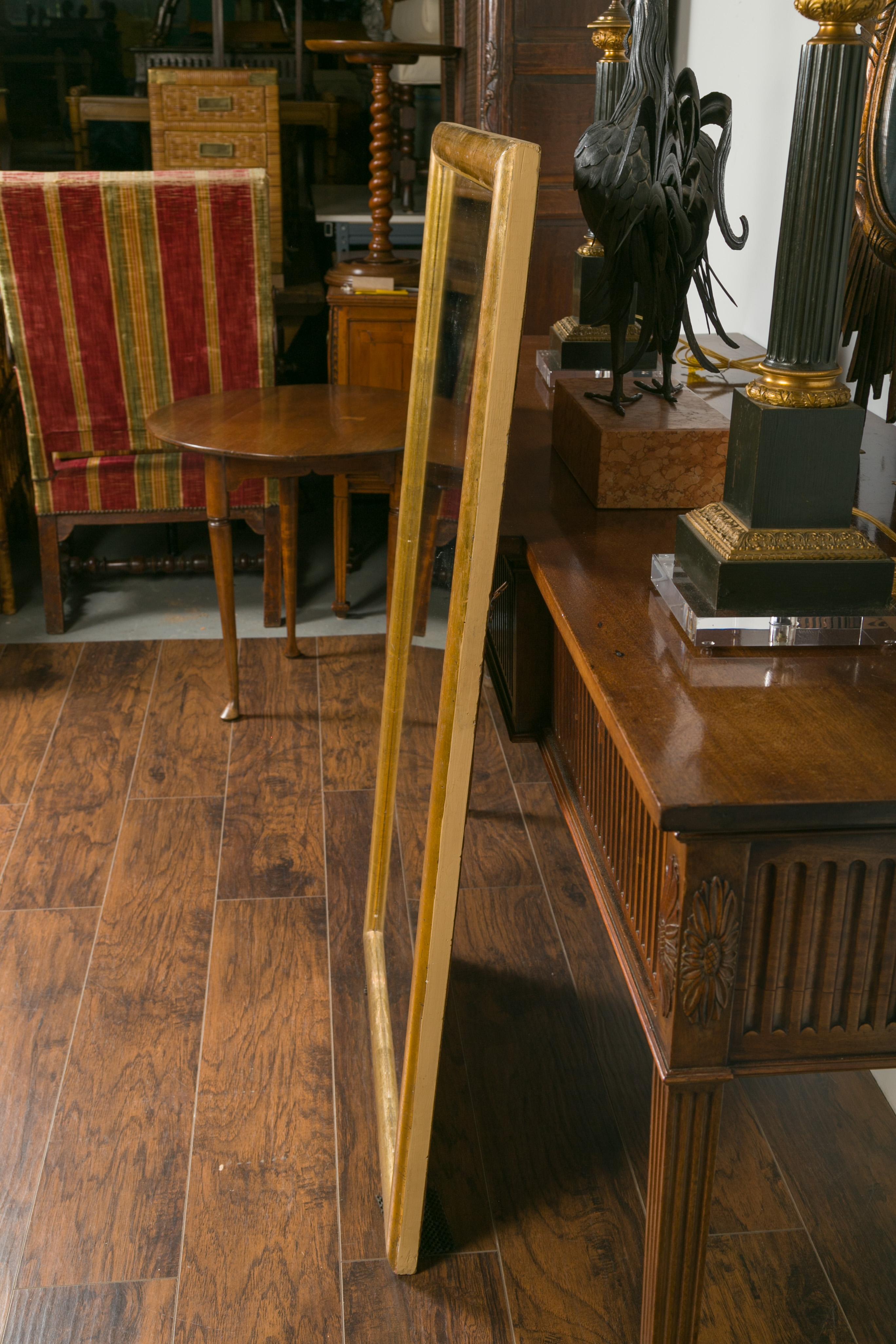 Miroir rectangulaire en bois doré datant du tournant du siècle:: vers 1900 en vente 4