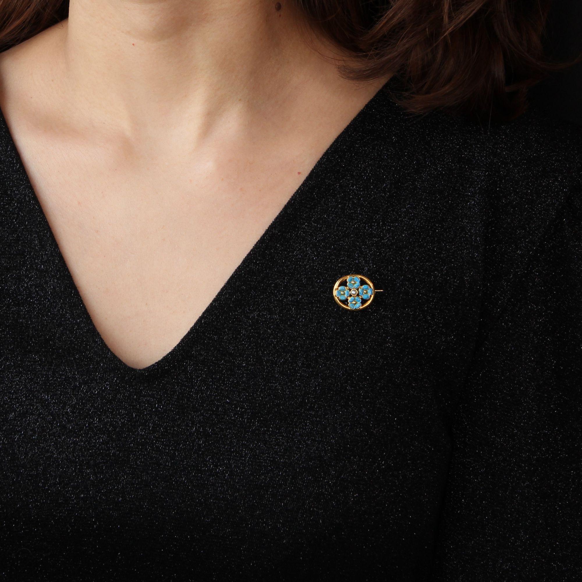 Brooch in 18 karat yellow gold.
This antique brooch of oval shape represents 4 flowers of pansies whose petals are enamelled turquoise. In the center is a half natural pearl in closed setting. The hanging system is a pin with safety hook.
Height :