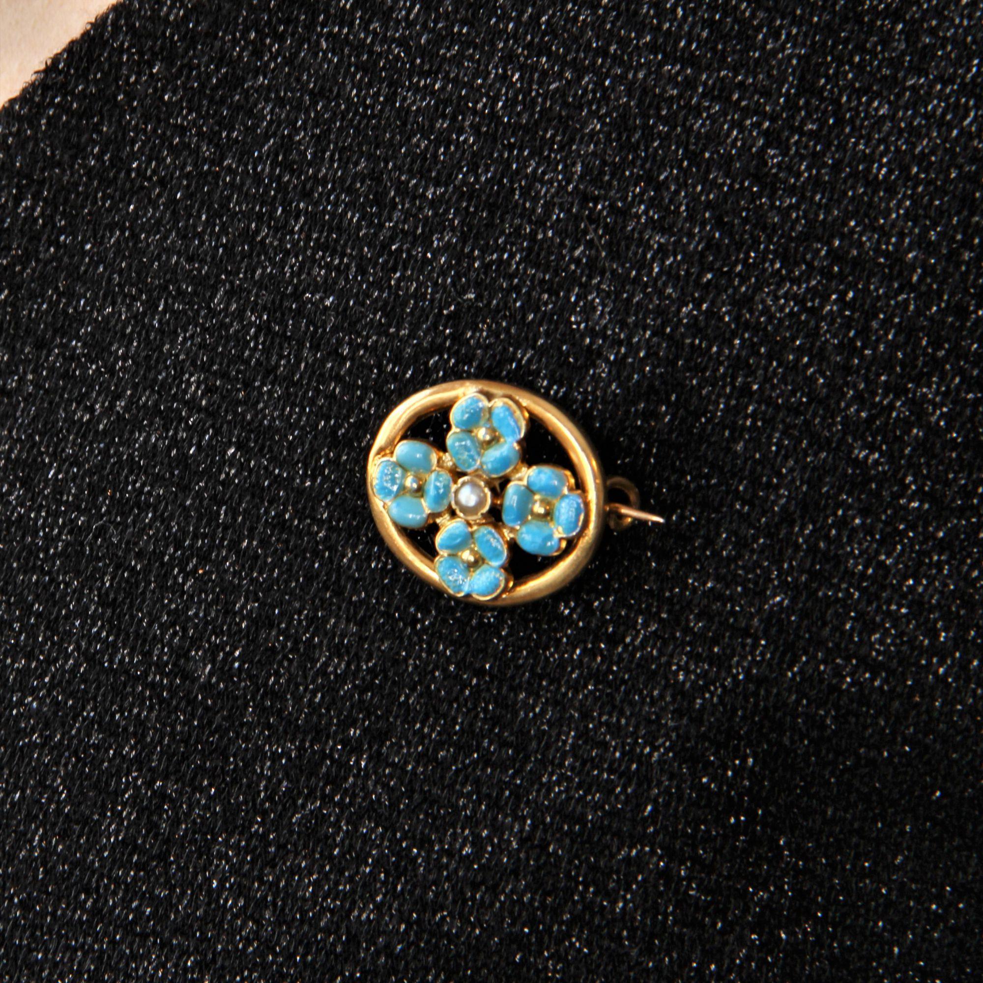French, 1900s, Turquoise Enamelled Flower Natural Pearl 18K Yellow Gold Brooch (Perle) im Angebot