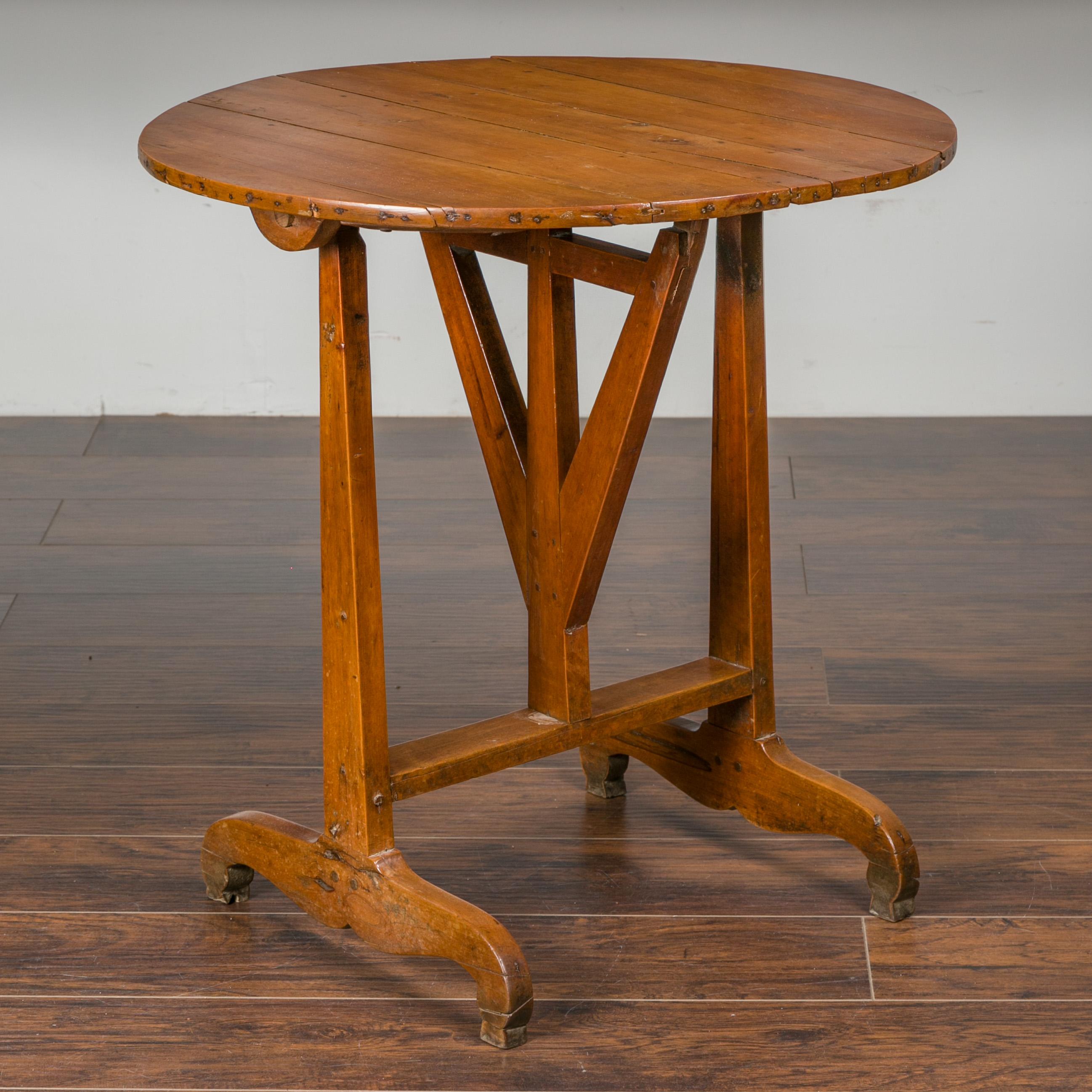 French 1900s Walnut Wine Tasting Table with Round Tilt-Top and Trestle Base 4