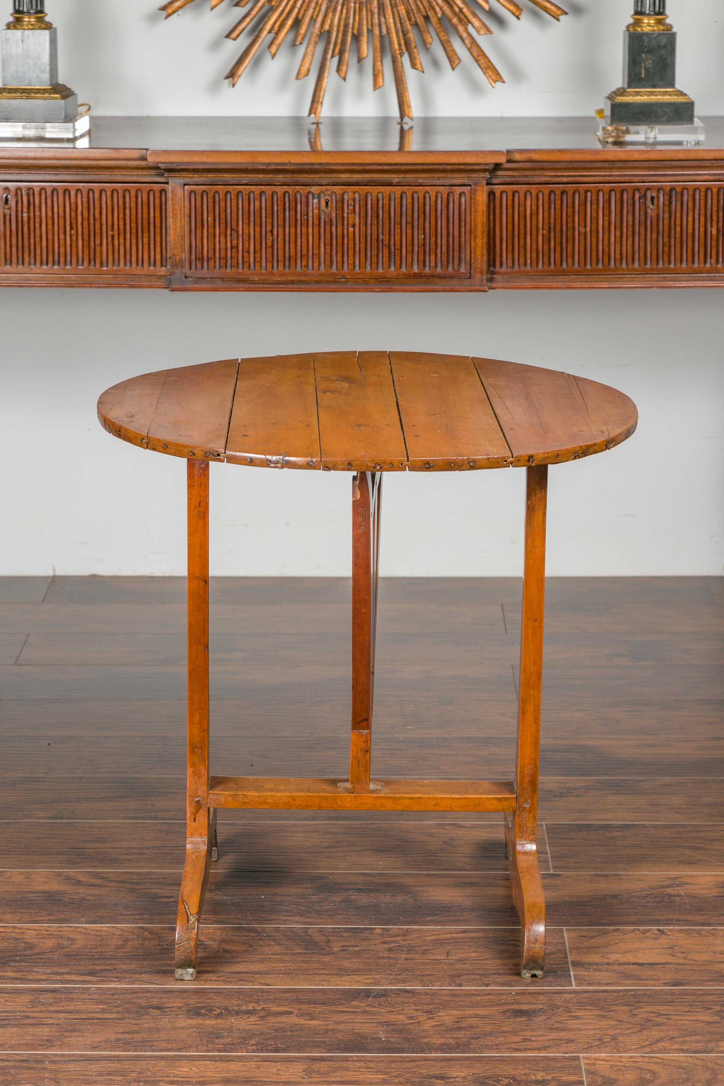 French 1900s Walnut Wine Tasting Table with Round Tilt-Top and Trestle Base 8