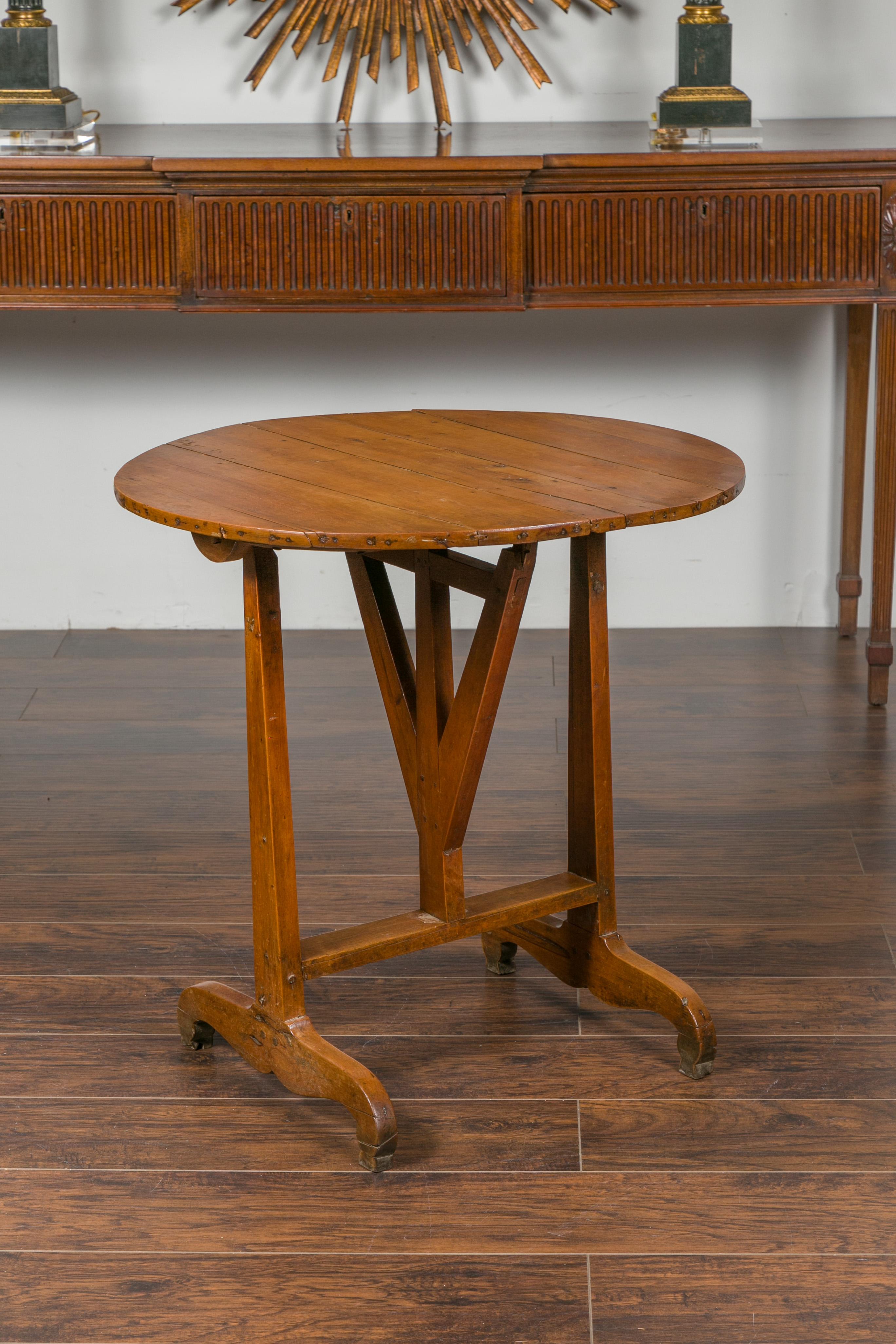 French 1900s Walnut Wine Tasting Table with Round Tilt-Top and Trestle Base 3