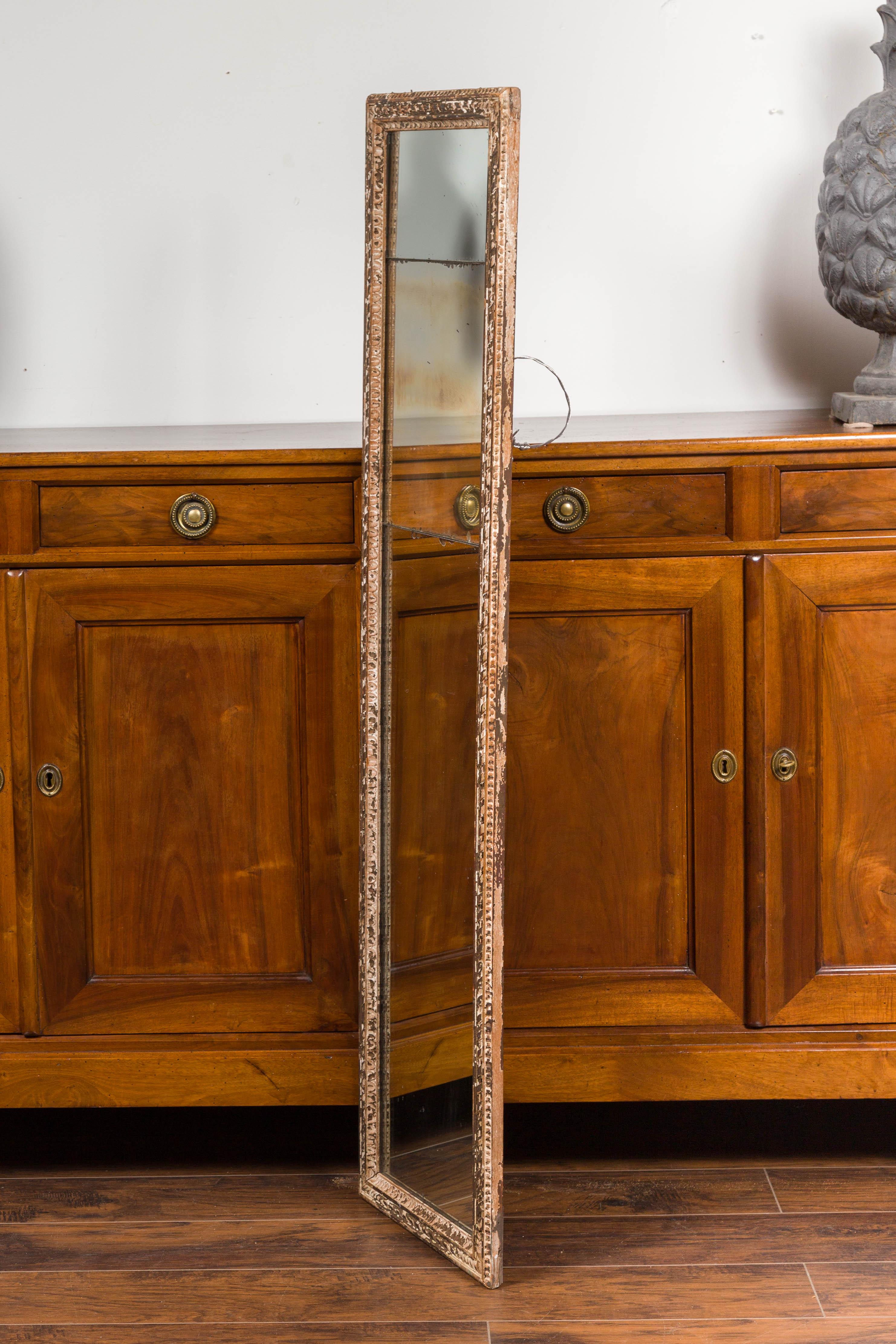 French 1900s Wooden Mirror with Carved Twisted Ribbons and Distressed Finish For Sale 5