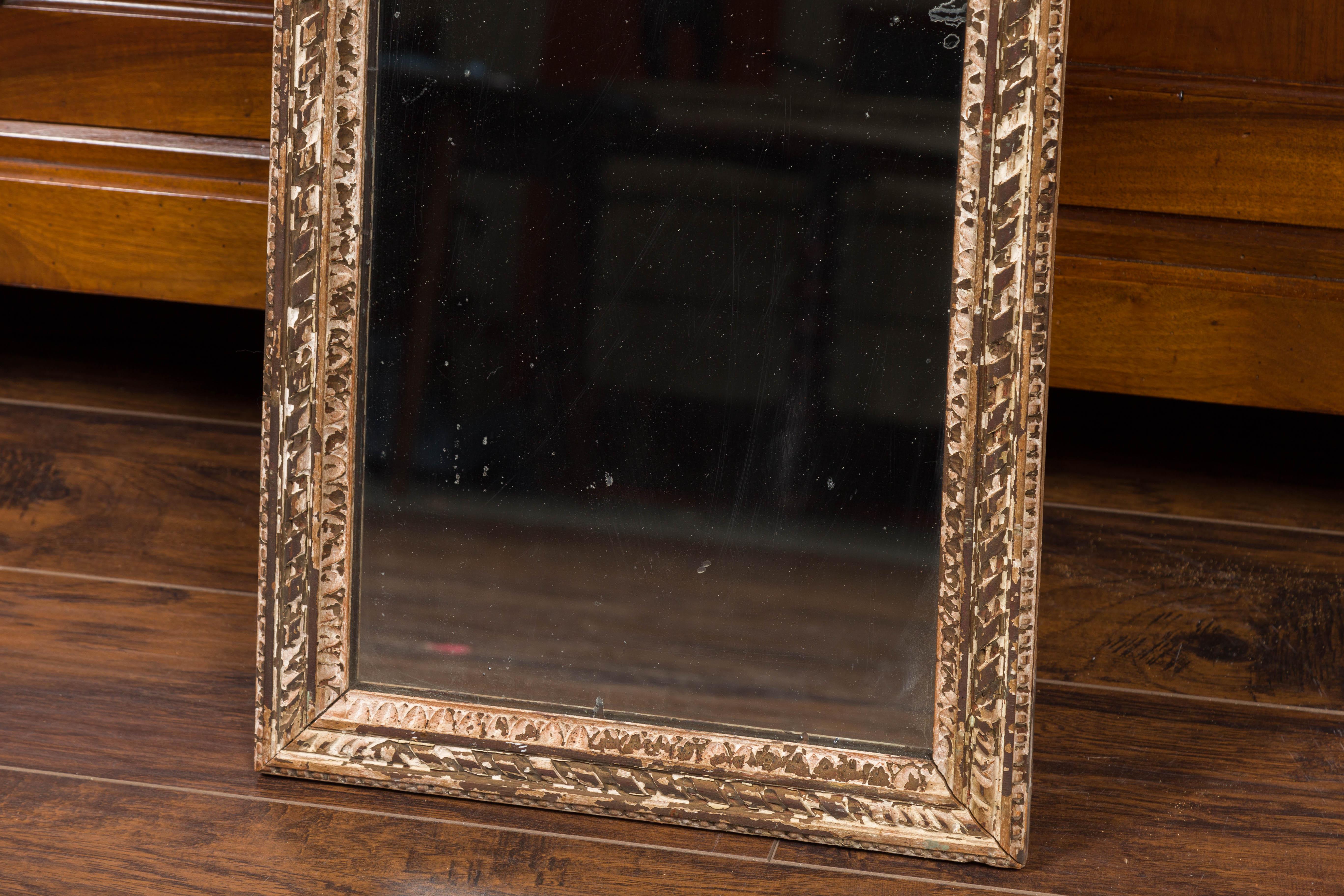 French 1900s Wooden Mirror with Carved Twisted Ribbons and Distressed Finish For Sale 1