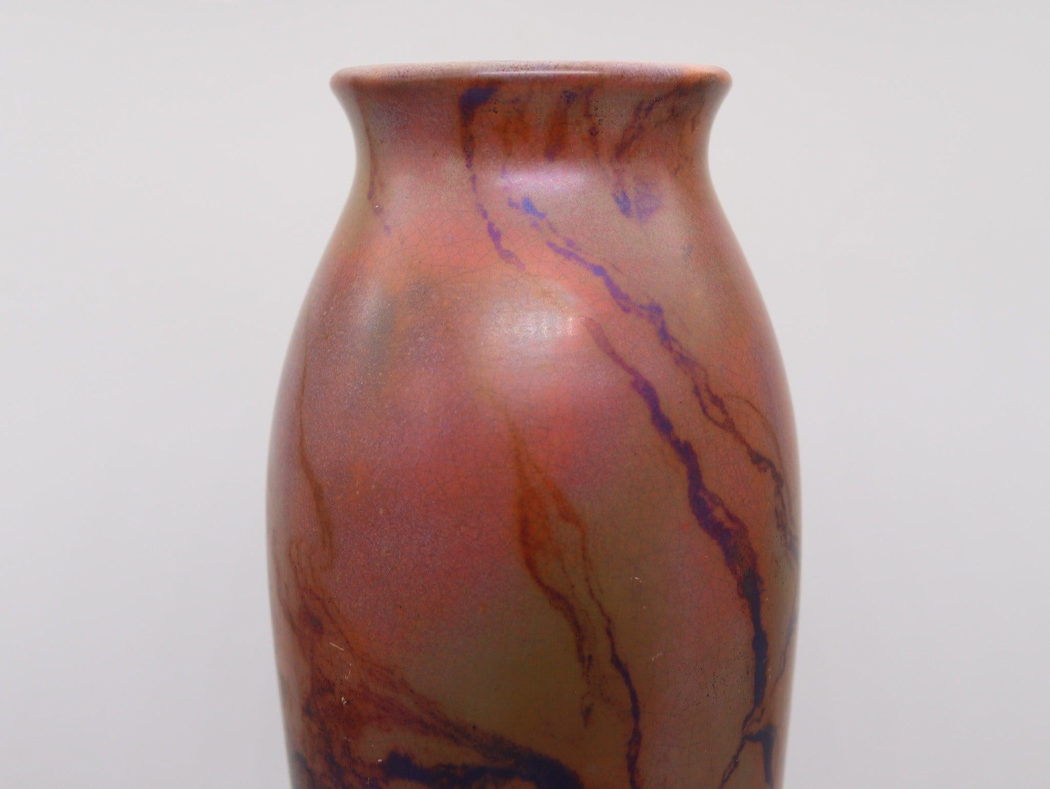 Vase de cabinet à balustre fabriqué en France.

Magnifique vase balustre décoratif créé en France au début du 20e siècle. Ce vase a été fabriqué en porcelaine et décoré d'une glaçure cuivrée. Similaire à la poterie Raku qui est fabriquée à partir