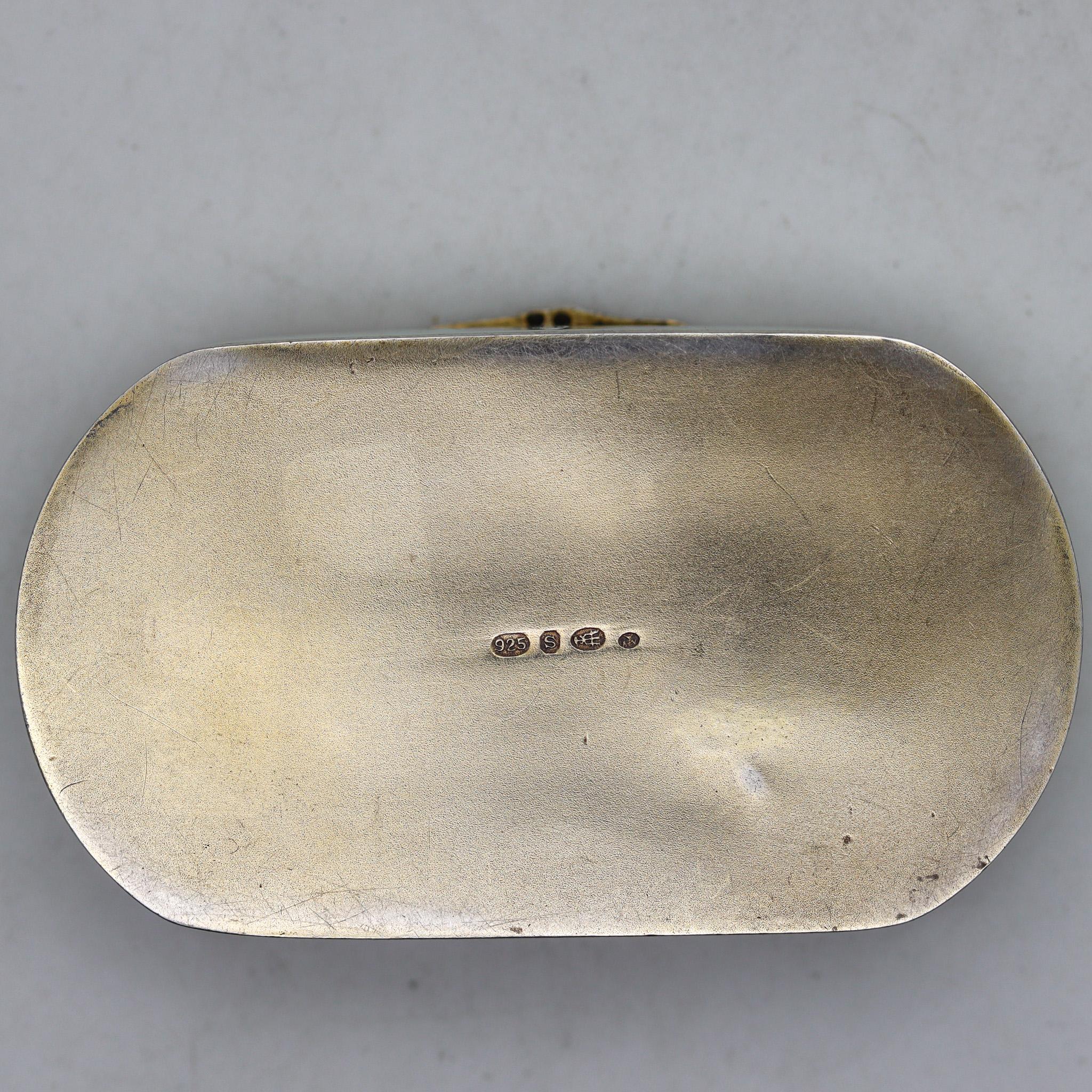 Boîte à pilules émaillée et guillochée, conçue par David Andersen.

Rarissime boîte à pilules en émail du début du XXe siècle, créée en Norvège à la fin de la période édouardienne et de l'art nouveau dans l'atelier de David Andersen, vers 1910.
