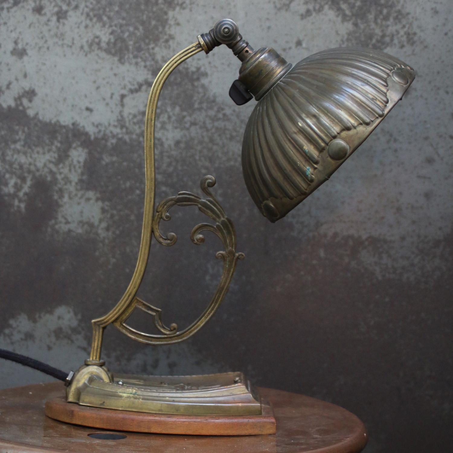 Art Nouveau Lámpara de sobremesa de latón con pantalla de latón y base de madera. ca. 1920

Envejecido al natural con pequeñas grietas en la sombra del borde

Flexo de algodón negro de 2,5 metros con enchufe e interruptor en el