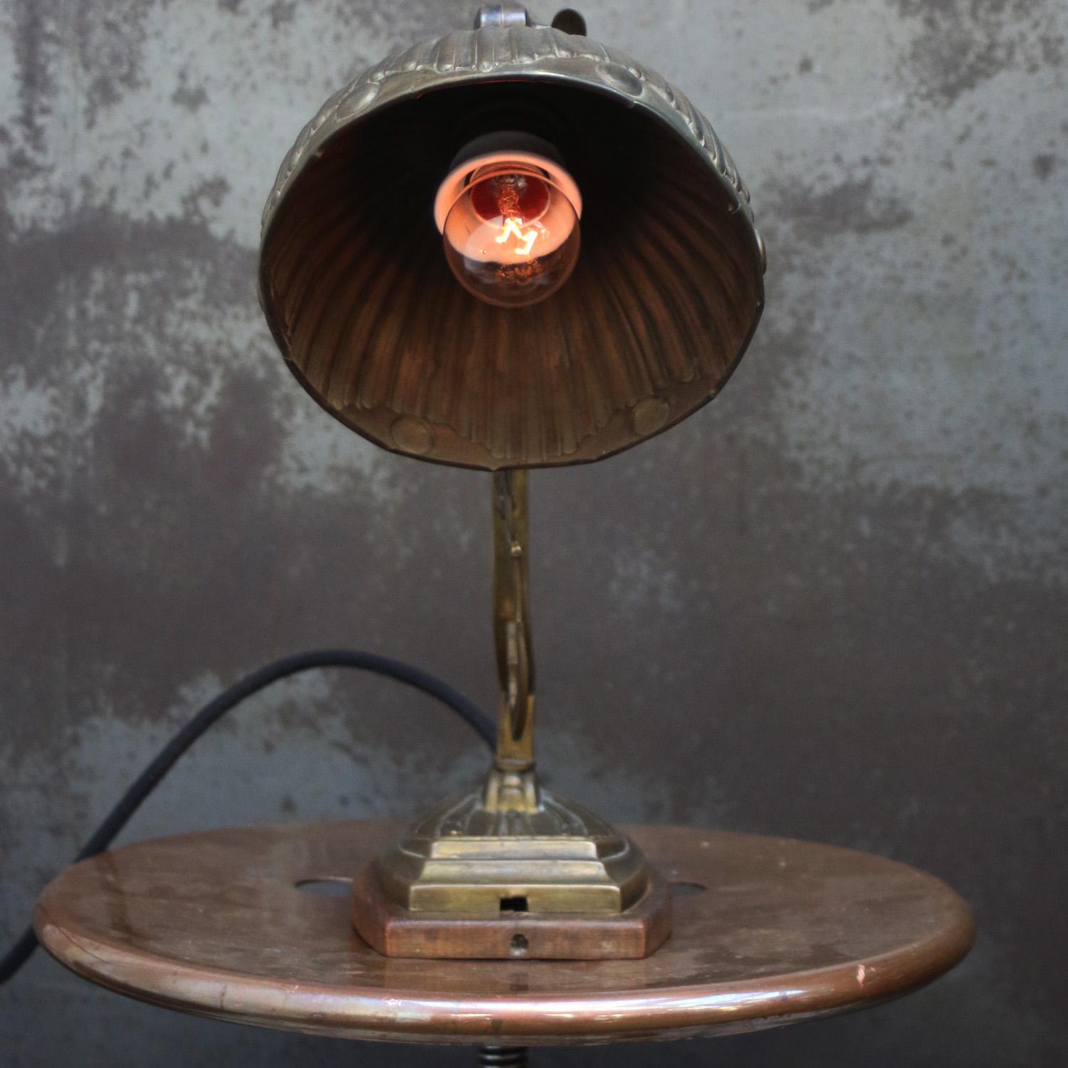 Lámpara de sobremesa francesa Art Nouveau de latón de 1910 en Bueno estado para la venta en Amsterdam, NL