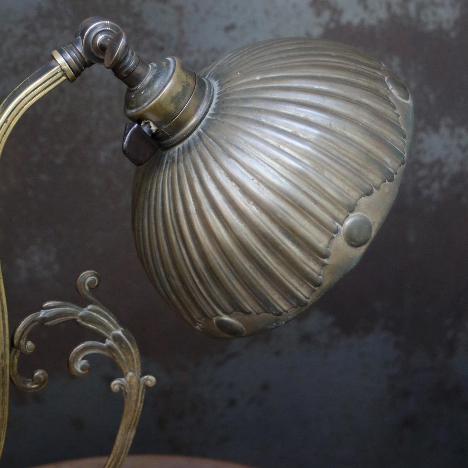 Lámpara de sobremesa francesa Art Nouveau de latón de 1910 Latón en venta