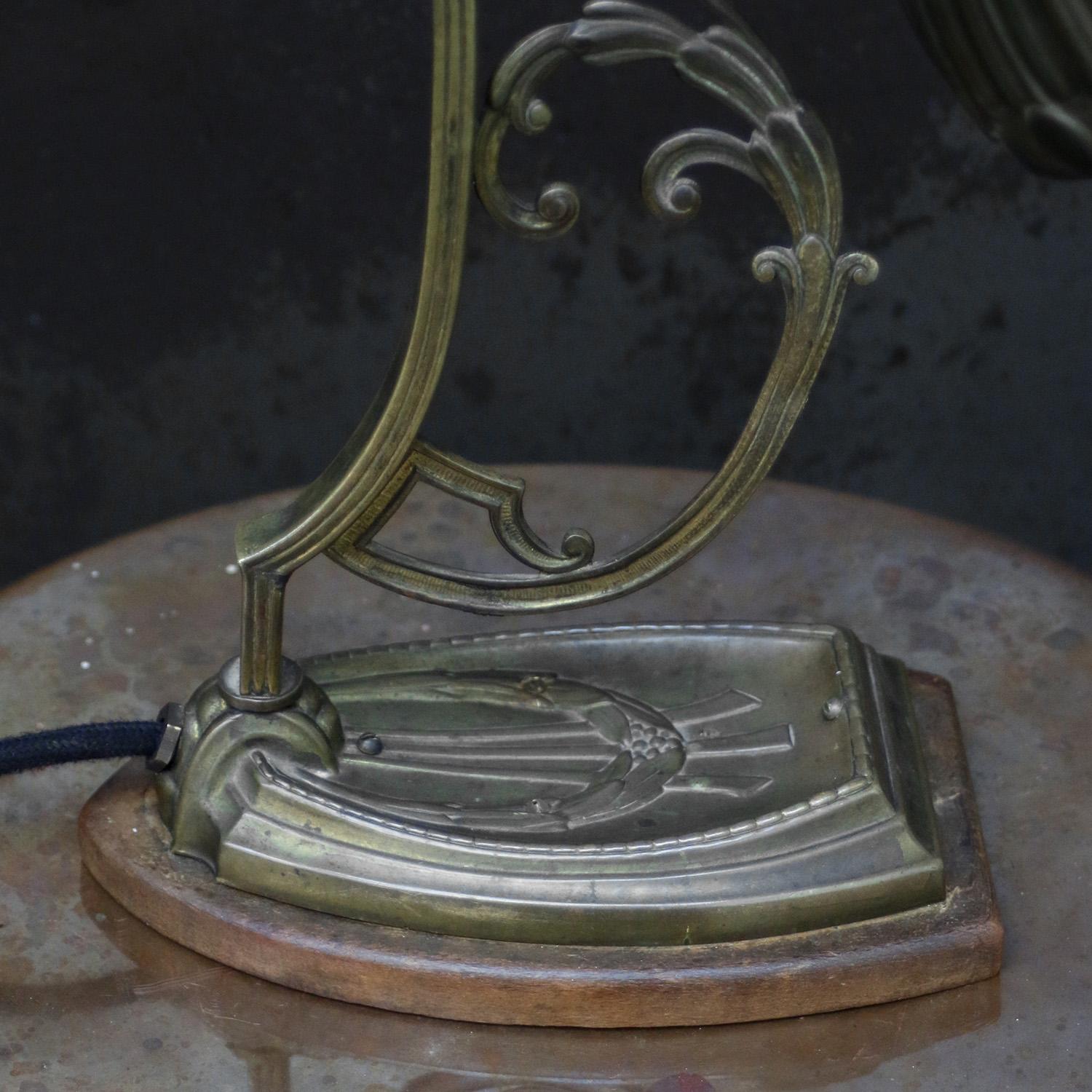 Lámpara de sobremesa francesa Art Nouveau de latón de 1910 en venta 2