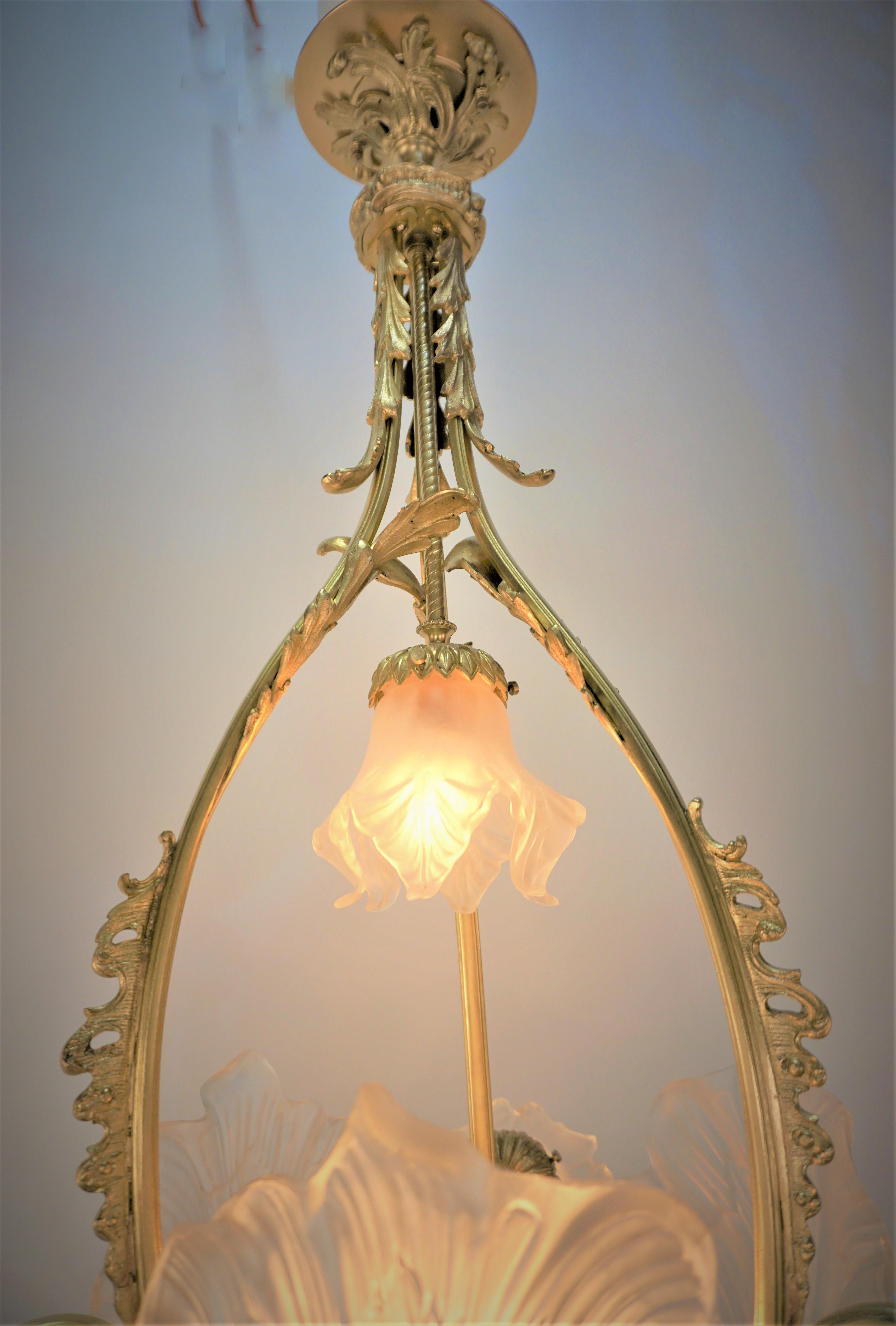 French 1910's Bronze and Blown Glass Chandelier For Sale 4