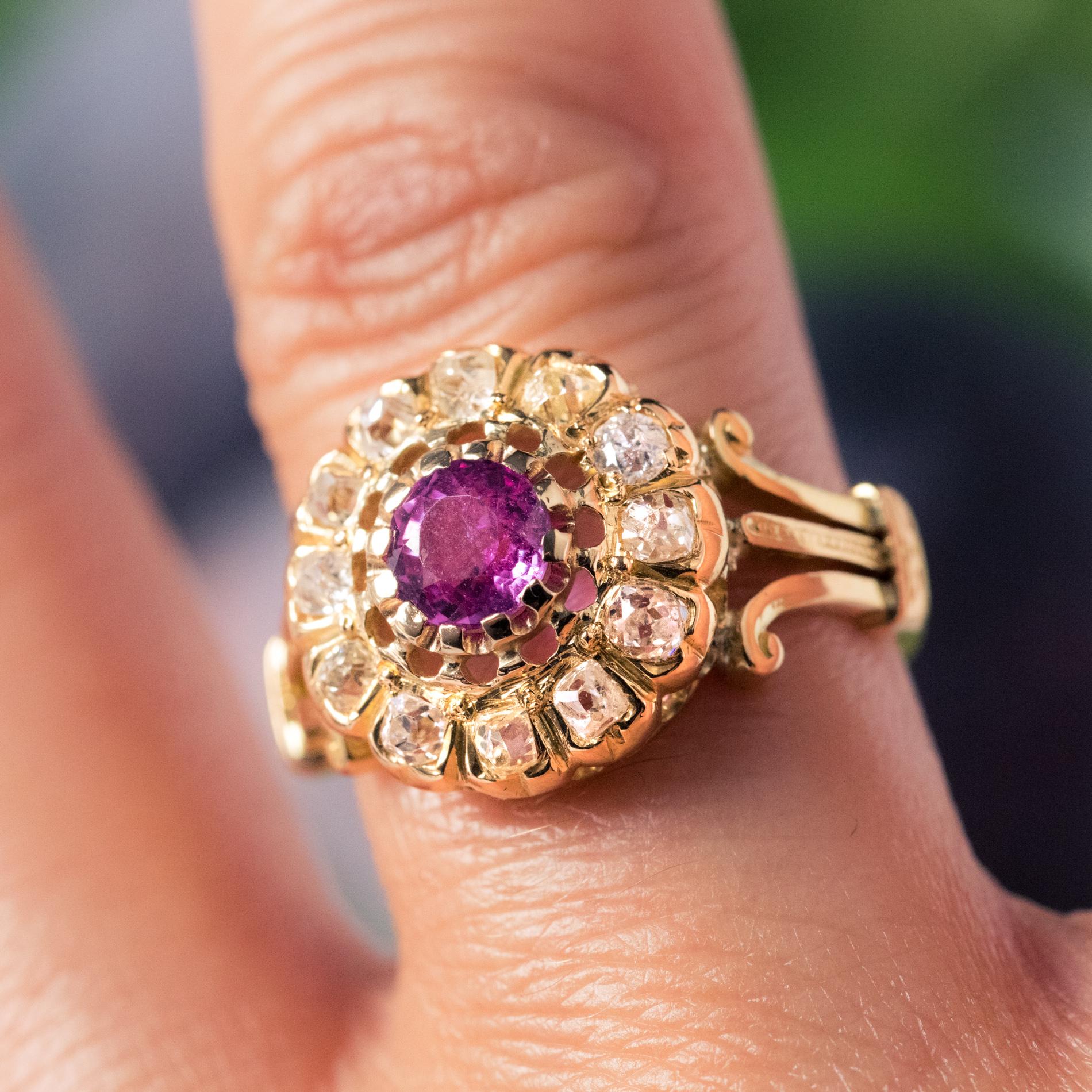 French 1910s Pink Sapphire Diamonds 18 Karat Yellow Gold Daisy Ring In Good Condition In Poitiers, FR