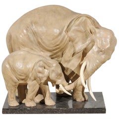 Groupe d'éléphants français des années 1910 en terre cuite sculptée monté sur une base en marbre