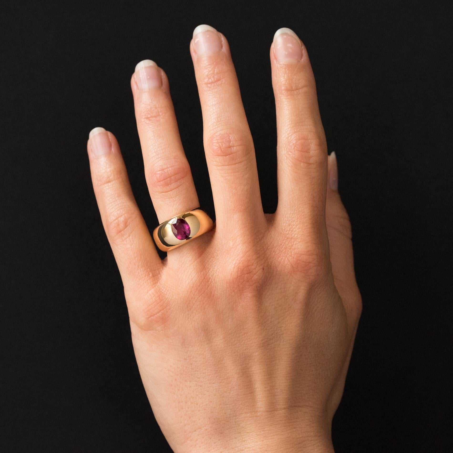Ring in 18 karats yellow gold.
Beautiful bangle ring, it's closed set with a raspberry red color ruby, from the famous mines of Burma. The mount carries inside an engraving dating from July 3, 1911 which can be removed if necessary.
Total weight of