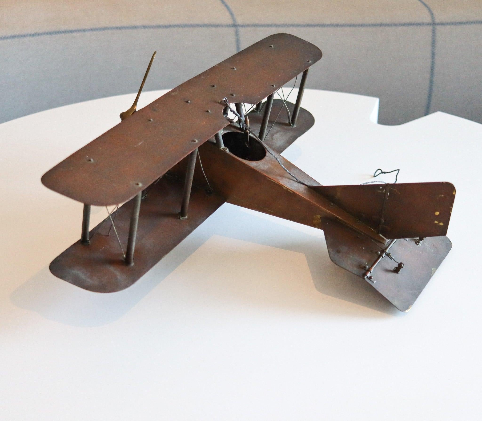 Ein antikes französisches mechanisches Modell eines Doppeldeckers von 1915.

Dies ist ein fabelhaftes antikes Modell eines SPAD S.XIII-Doppeldeckers aus dem Ersten Weltkrieg, der in Frankreich zu Beginn des 20. Jahrhunderts, in den Jahren 1915-1920,