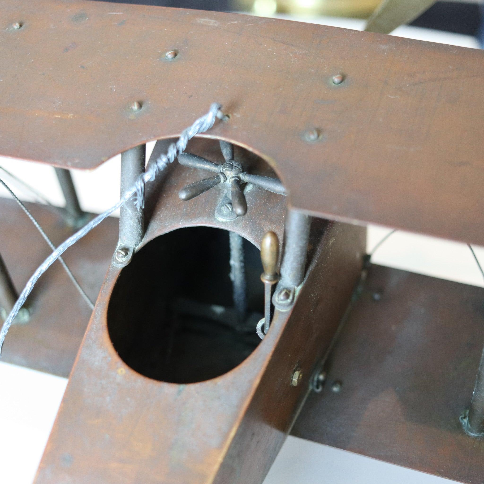 FRANZÖSISCH 1915 Mechanische WWI Doppeldecker Flugzeug Skala Modell In Kupfer und Bronze im Zustand „Gut“ im Angebot in Miami, FL