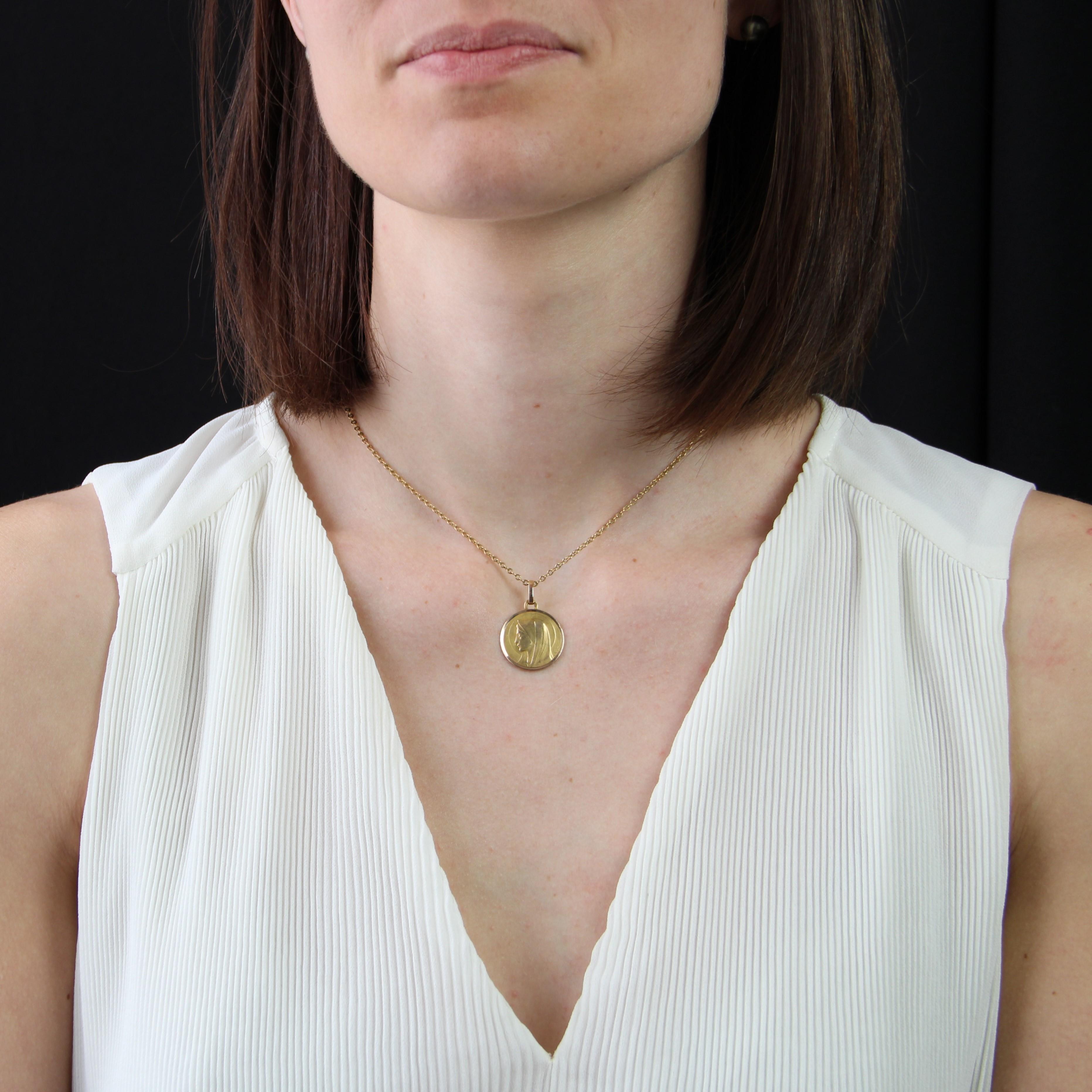 Medal in 18 karat rose gold, eagle head hallmark.
This religious pendant depicts the profile of the Virgin Mary, edged in smooth rose gold.
Marked E.Dropsy.
Pendant sold alone without its chain of presentation.
Height : 2.8 cm, diameter : 19.3 mm