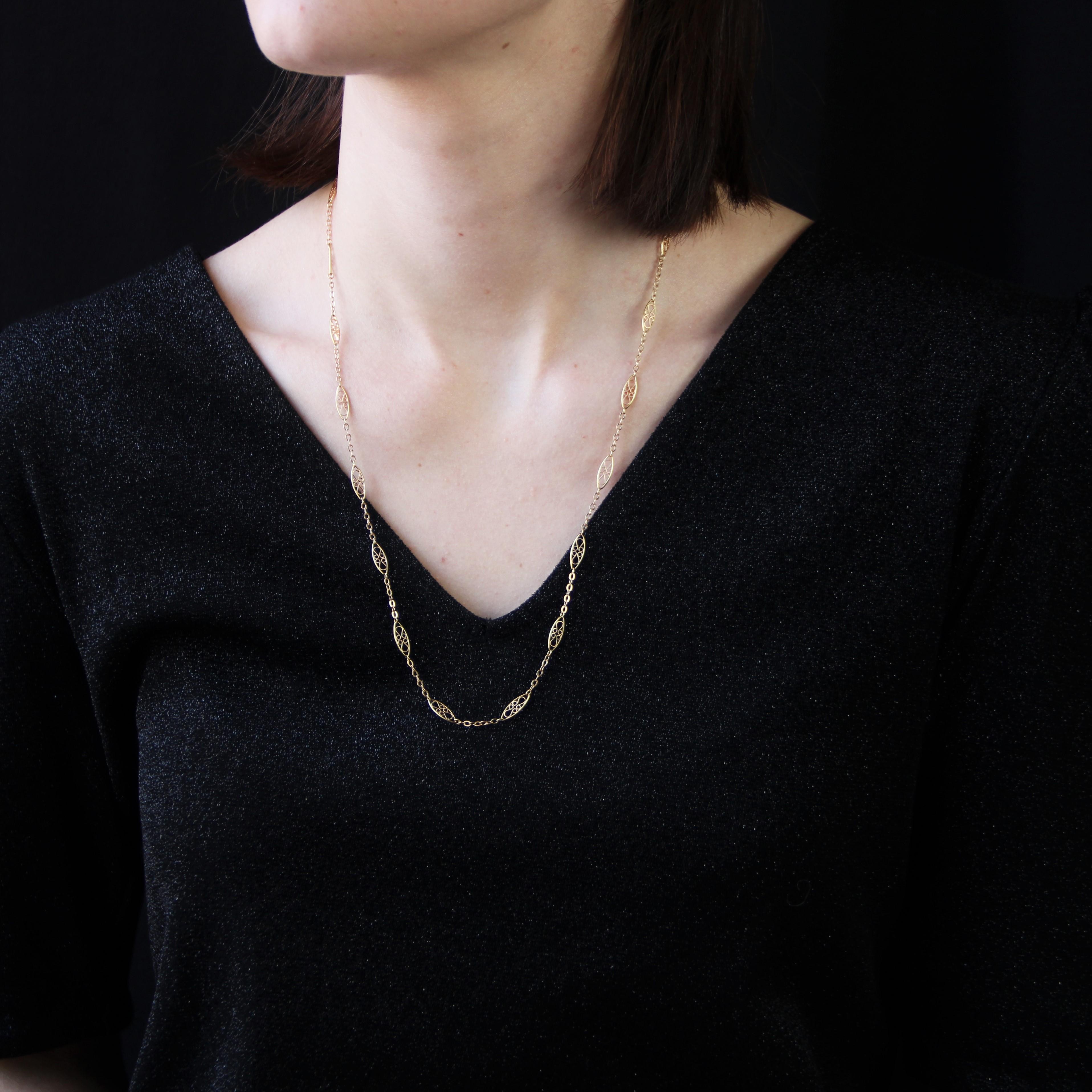 Chain in 18 karat yellow gold, eagle head hallmark.
Antique refined gold chain, its oval convict type mesh is intersected with suttle shape patterns openwork with filigree. The clasp is a spring ring.
Length : 60 cm approximately, width of the chain