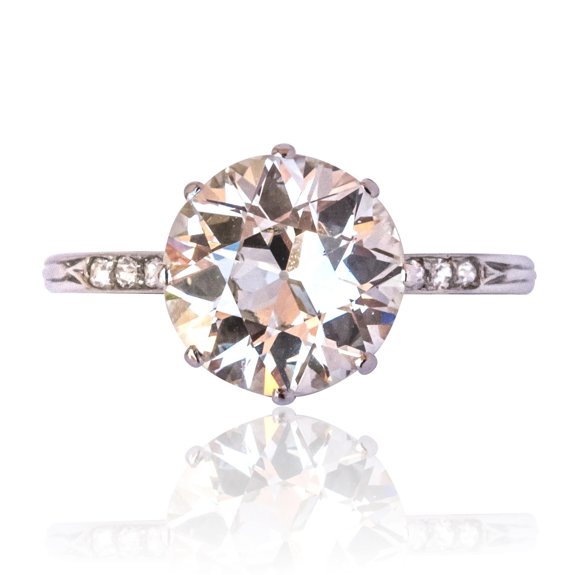 Platinum ring, dog head hallmark.
Set with an antique brilliant cut diamond of 2.45 carats on platinum, this splendid authentic solitaire ring has gone through the ages without getting a wrinkle. 4 antique brillant cut diamonds accompany the main