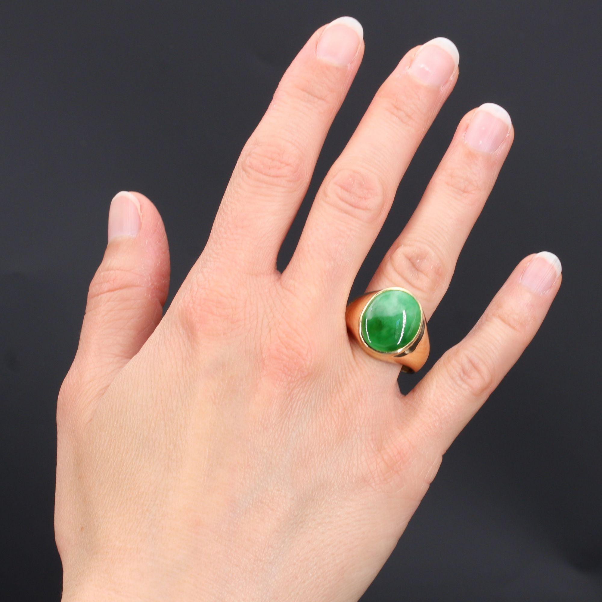 Ring in 18 karat yellow gold, eagle head hallmark.
Imposing antique man ring, it is bulging and decorated with a green jade jadeite in closed setting.
Weight of the jade : 8.60 carats.
Height : 17,4 mm, width : 14,5 mm, thickness : 7,3 mm, width of