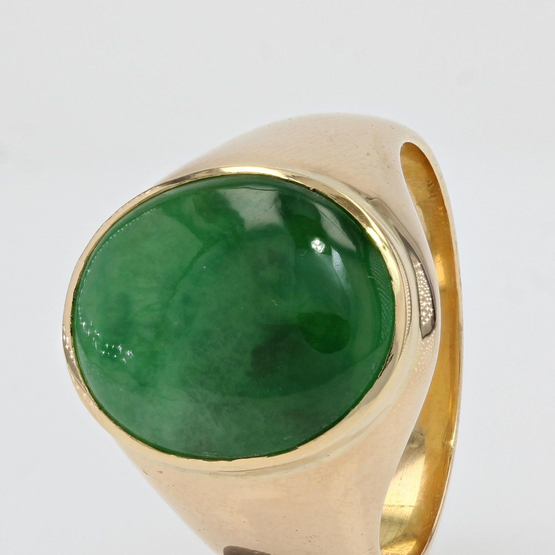 French 1920s 8.60 Carat Jade 18 Karat Yellow Gold Men Ring In Excellent Condition In Poitiers, FR