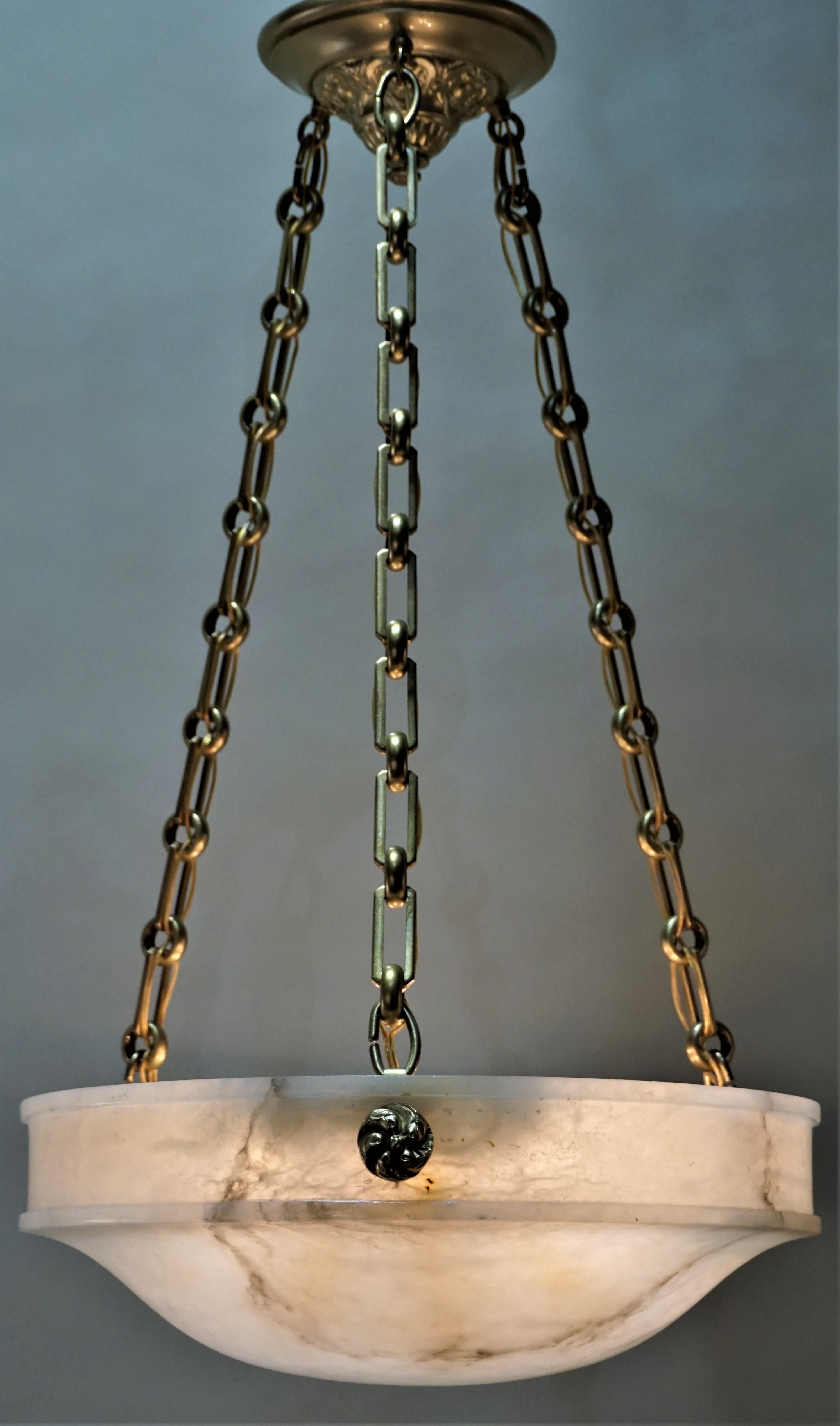 Alabaster-Kronleuchter im klassischen Design mit eleganter Bronzekette und Baldachin. 
Neun Lichter:: je 60 Watt.