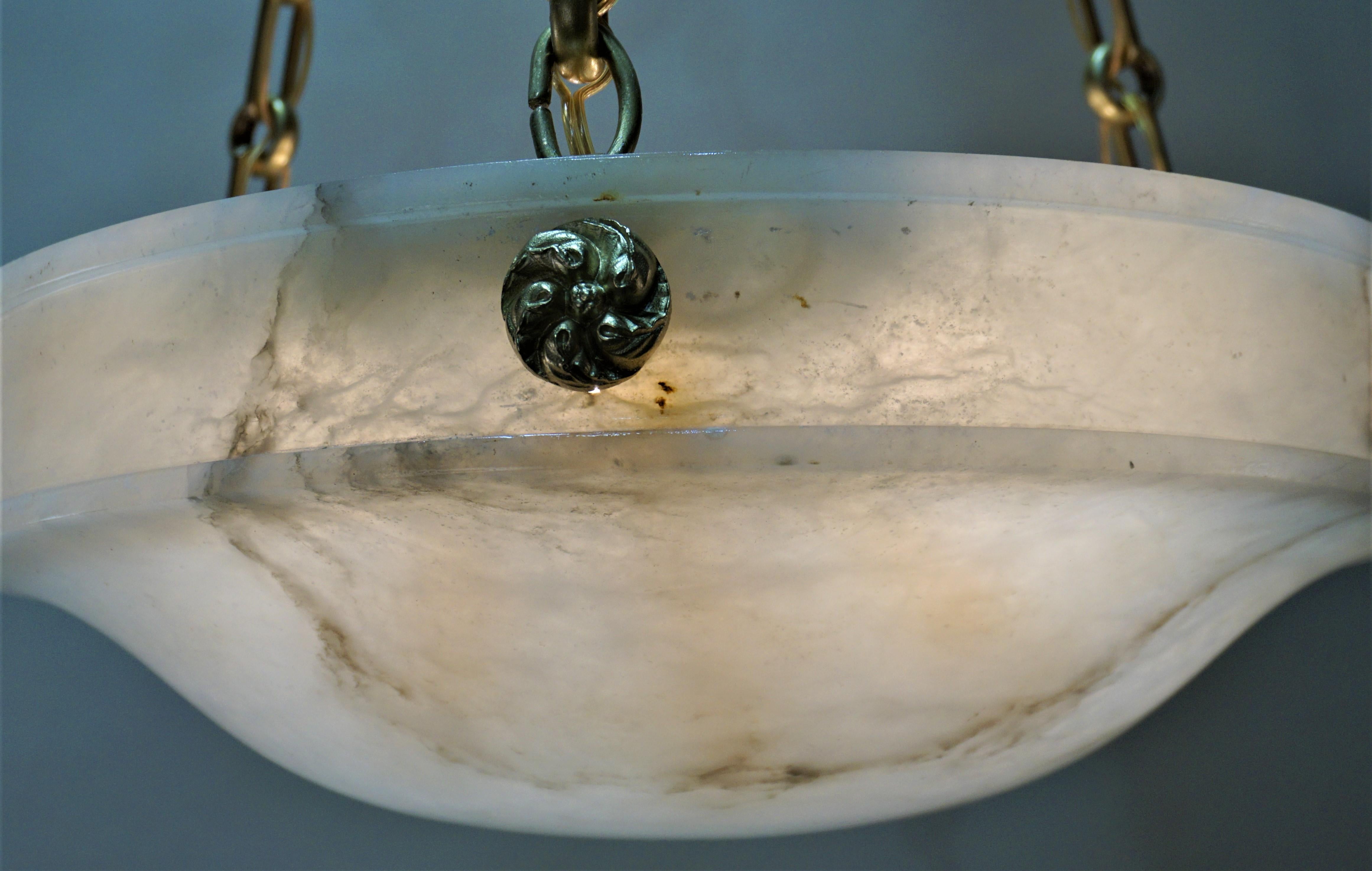 Französischer Kronleuchter aus Alabaster und Bronze von 1920 im Zustand „Gut“ in Fairfax, VA