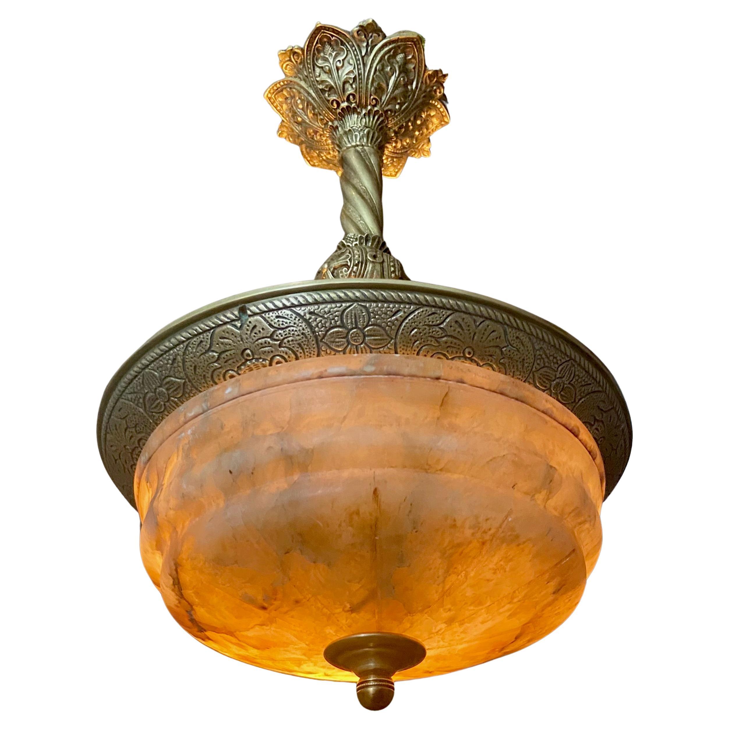 Lampe à suspension française des années 1920 en laiton et albâtre