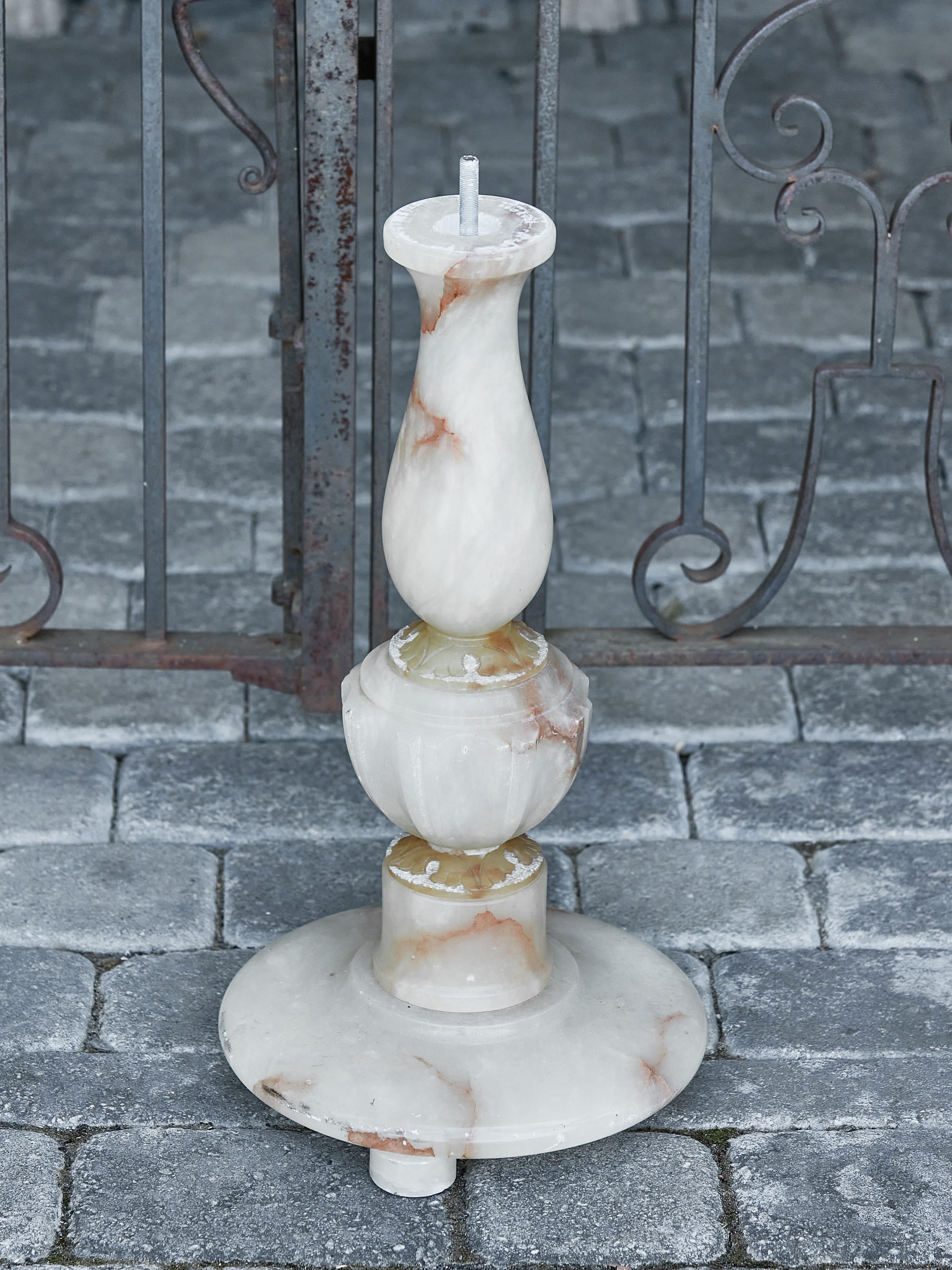 French 1920s Alabaster Guéridon Side Table with Circular Top and Pedestal Base For Sale 6