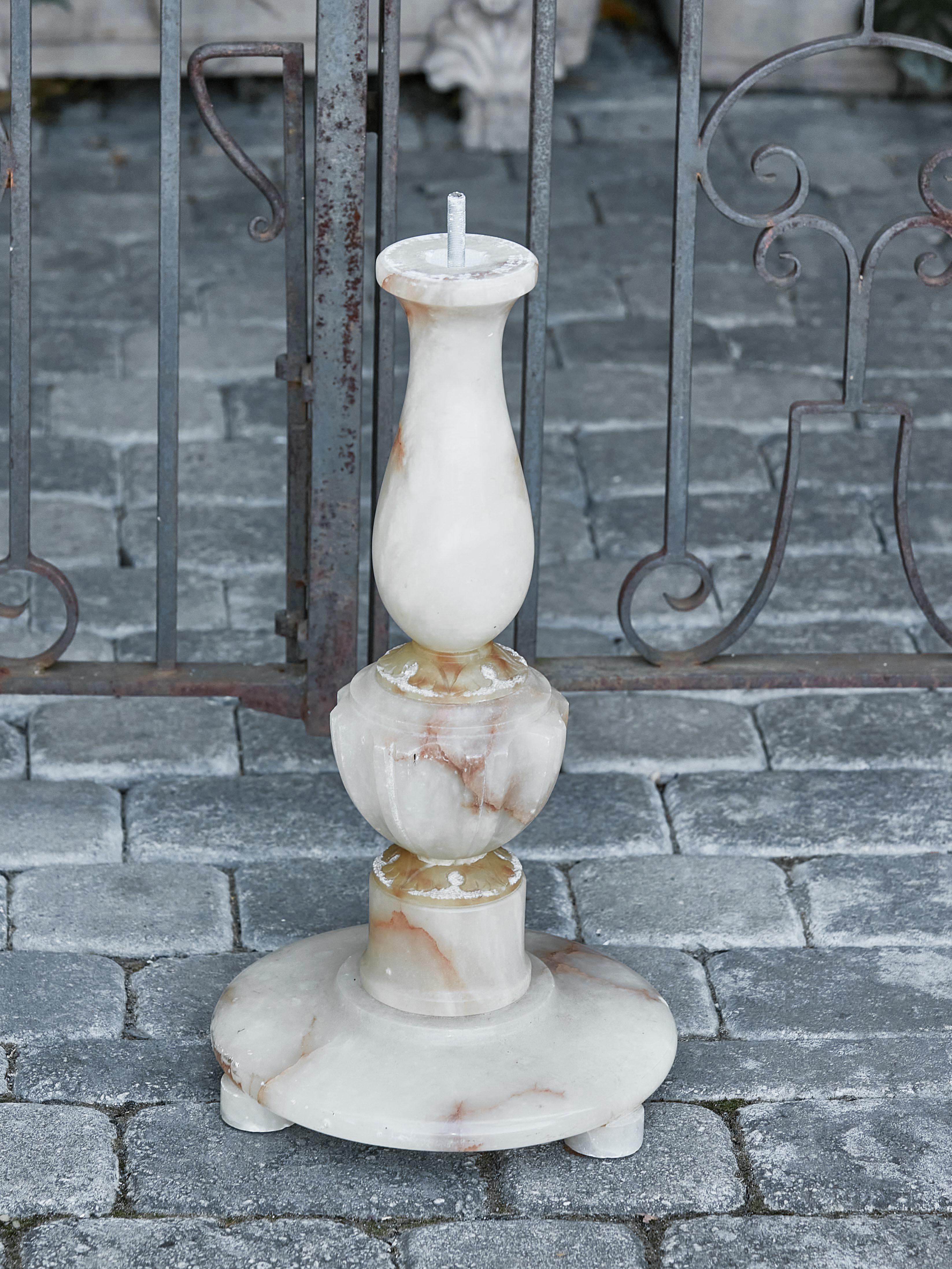 French 1920s Alabaster Guéridon Side Table with Circular Top and Pedestal Base For Sale 7