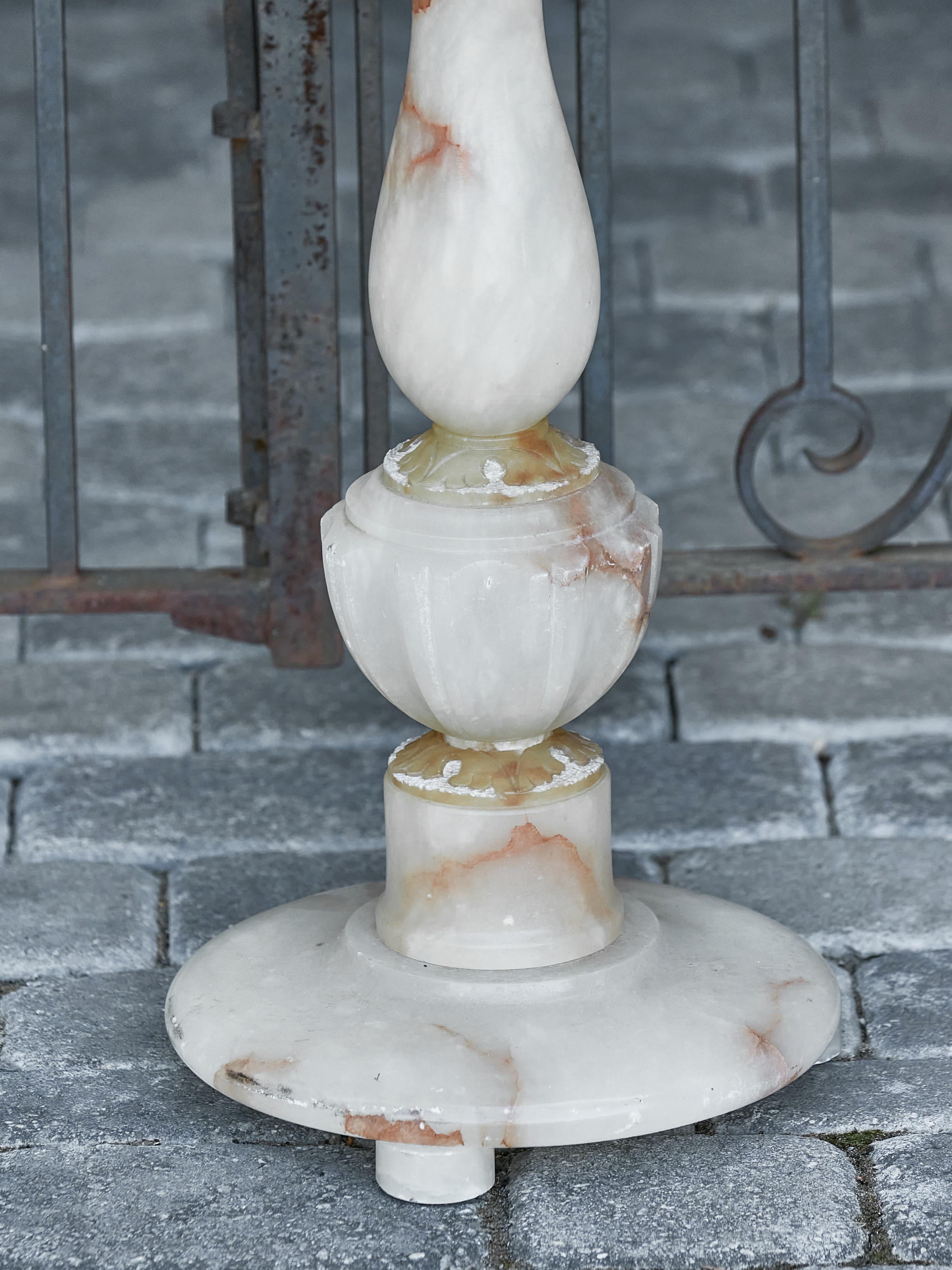Französischer Guéridon-Beistelltisch aus Alabaster aus den 1920er Jahren mit runder Platte und Pedestal-Sockel im Zustand „Gut“ im Angebot in Atlanta, GA